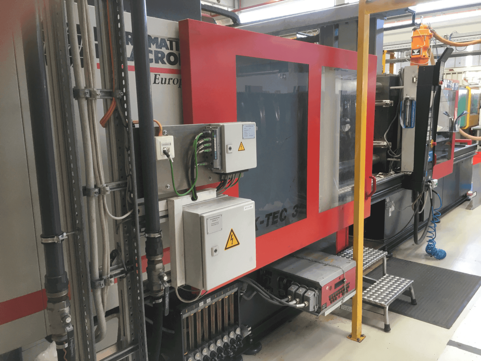 Vooraanzicht van FERROMATIK K-TEC 320 S machine