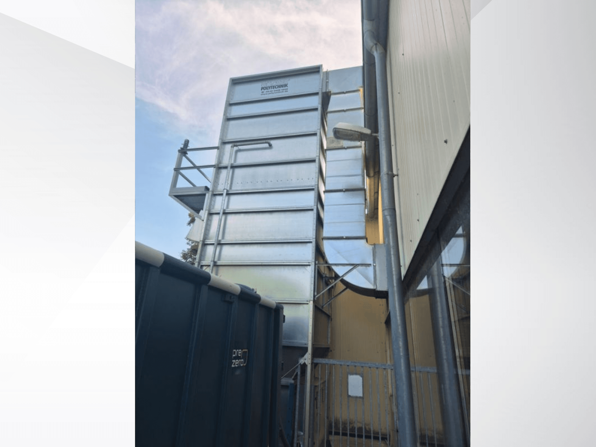 Polytechnick MultiStar JP5 BrikStar c-3 18 van HOCKER, zijaanzicht met metalen structuur en kanalen tegen de lucht.