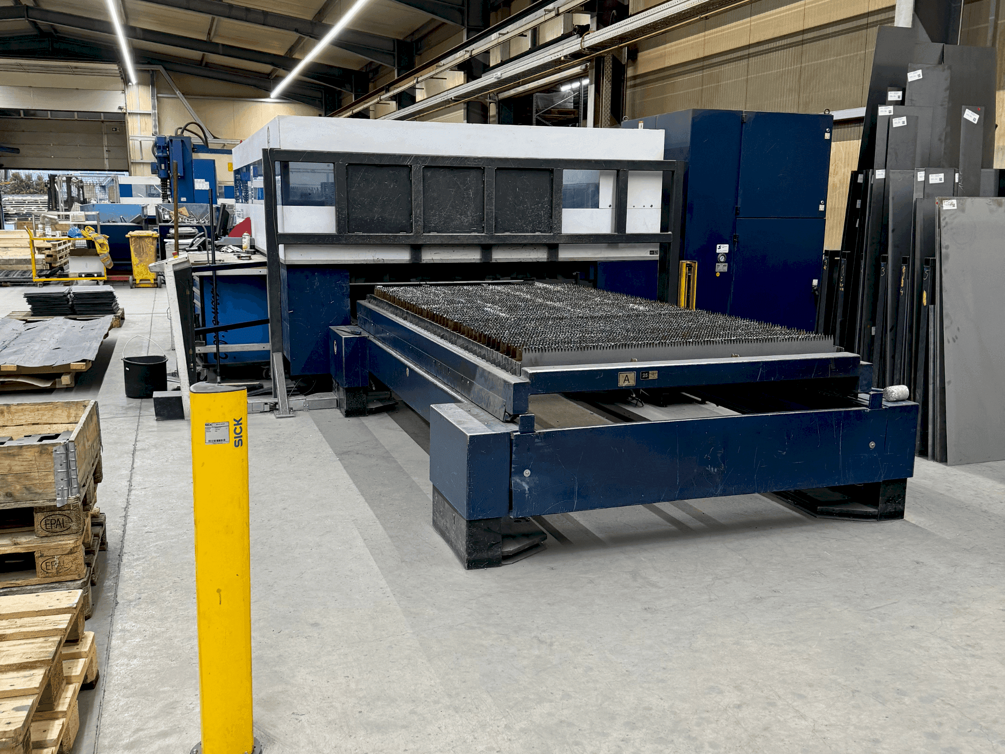 Vooraanzicht van TRUMPF TruLaser 3030 4kW (L20) machine