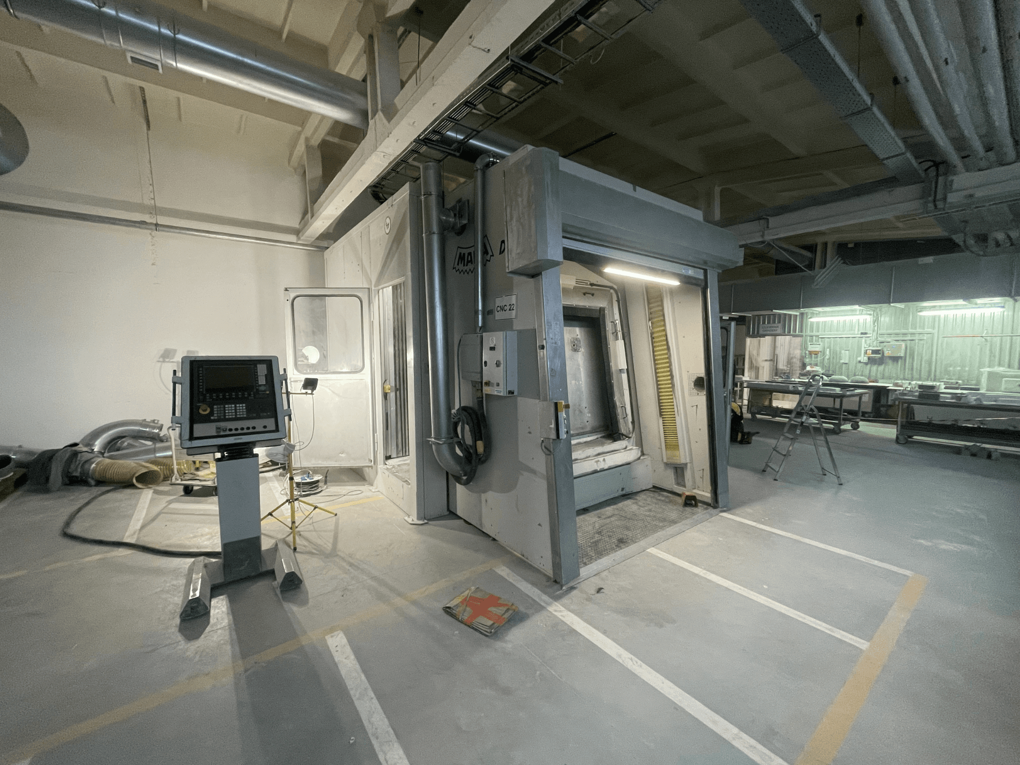 MAKA DC 3 verticaal bewerkingscentrum in een werkplaats, gezien vanaf de voorkant, met bedieningspaneel en open deur.