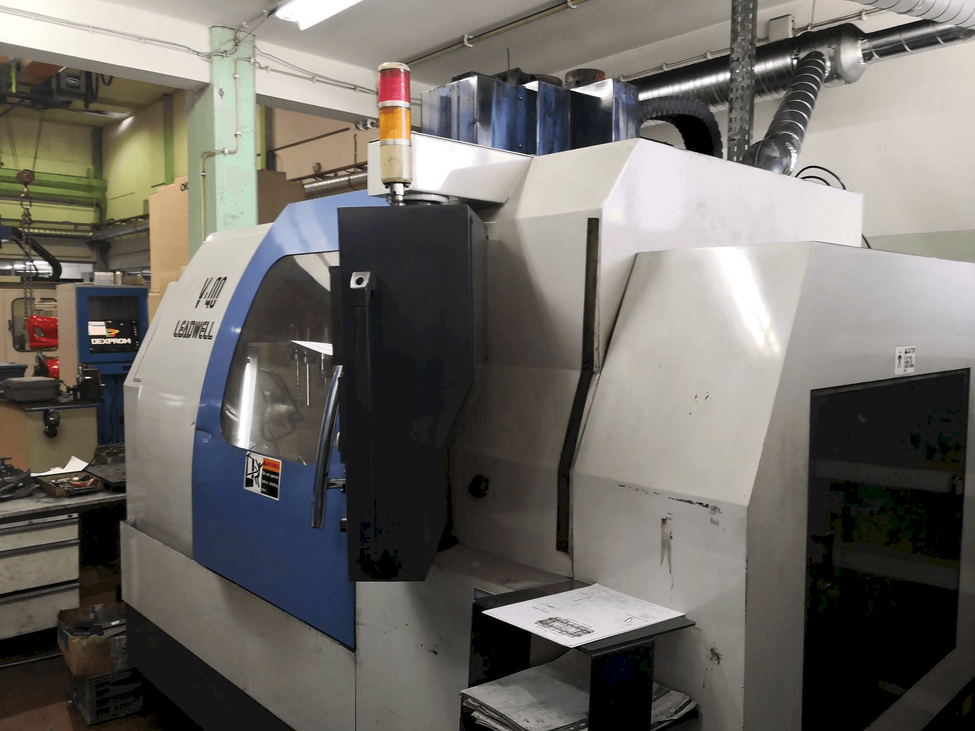 Vooraanzicht van Leadwell V-40 machine
