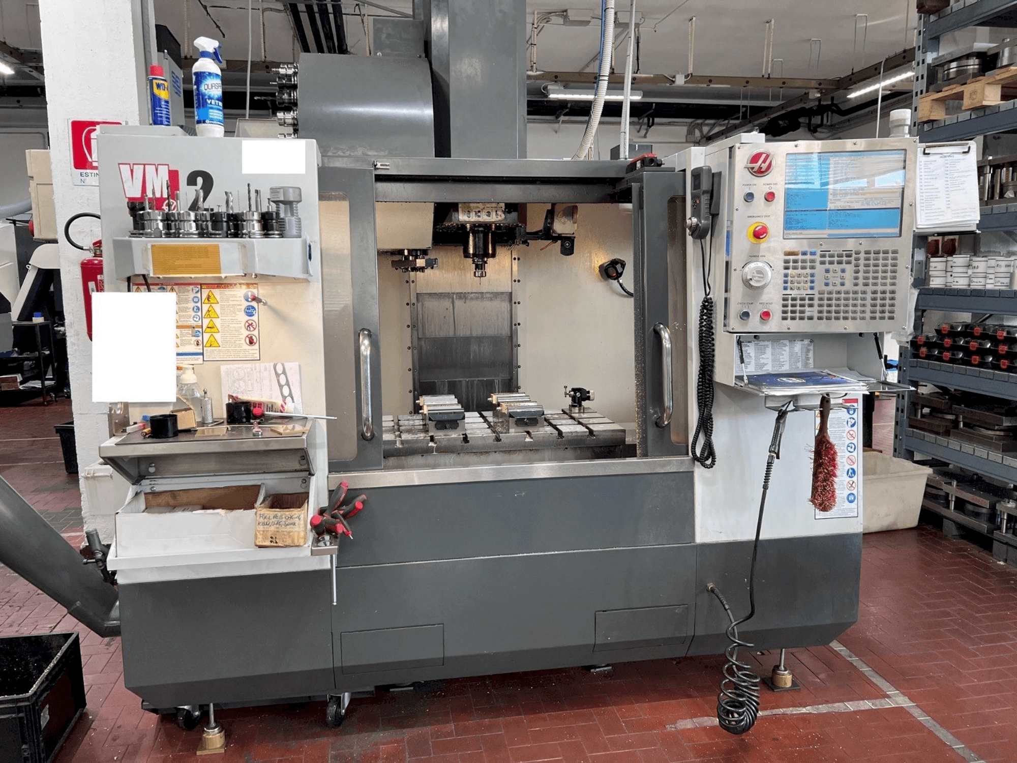 Vooraanzicht van HAAS VM2 machine