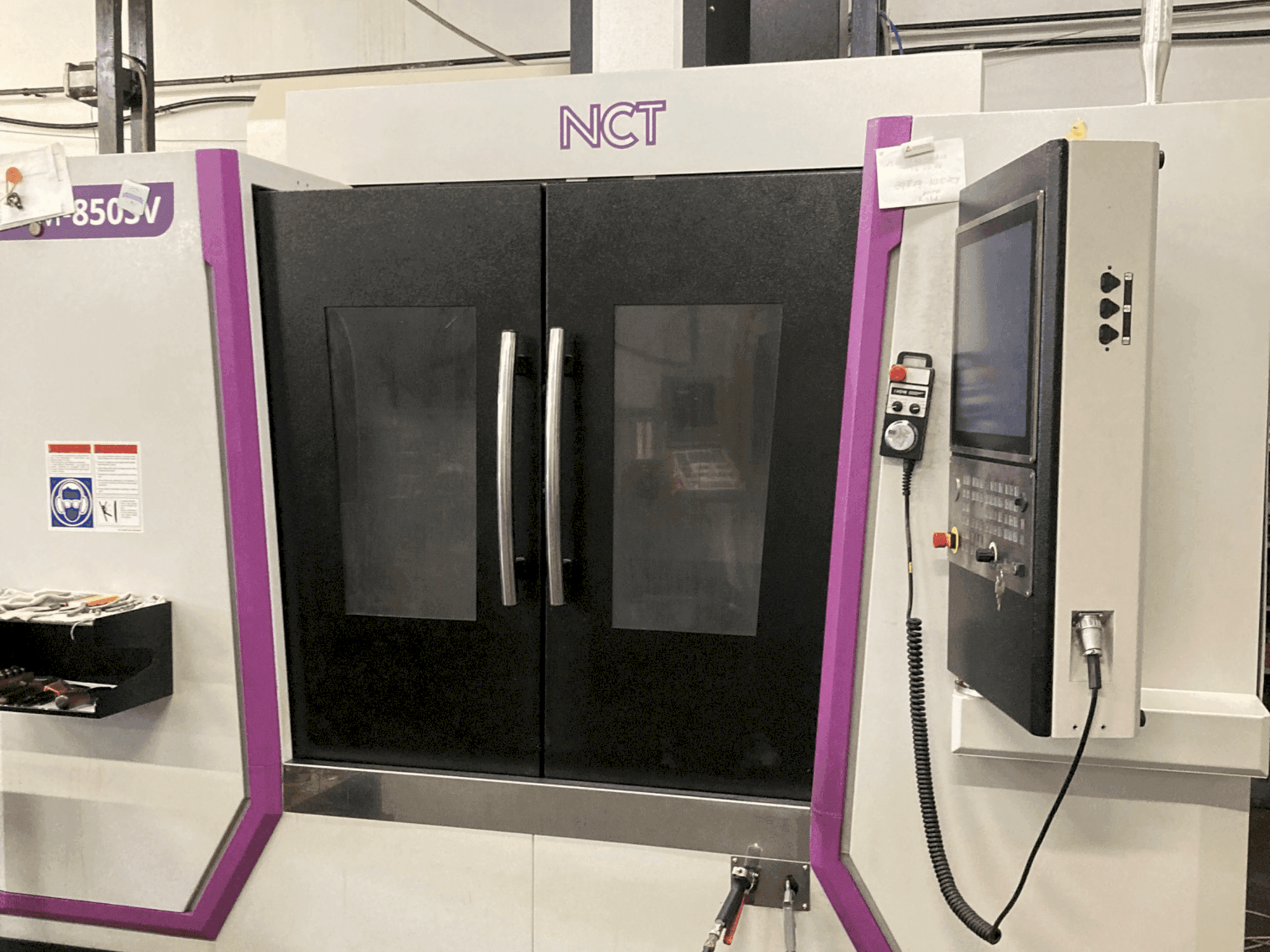 Vooraanzicht van NCT MM-850SV machine