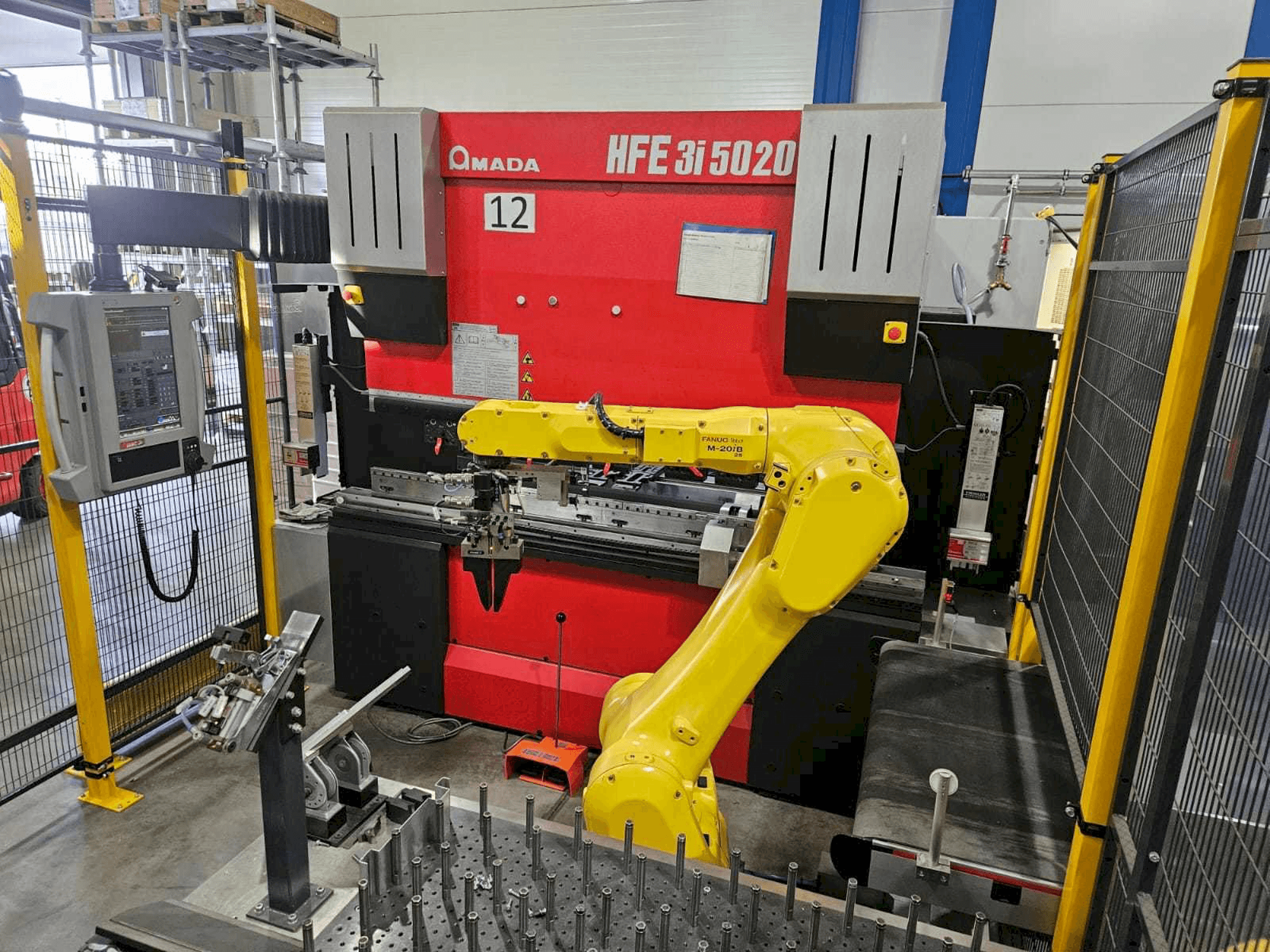 Vooraanzicht van AMADA HFE5020 3i + Robot machine