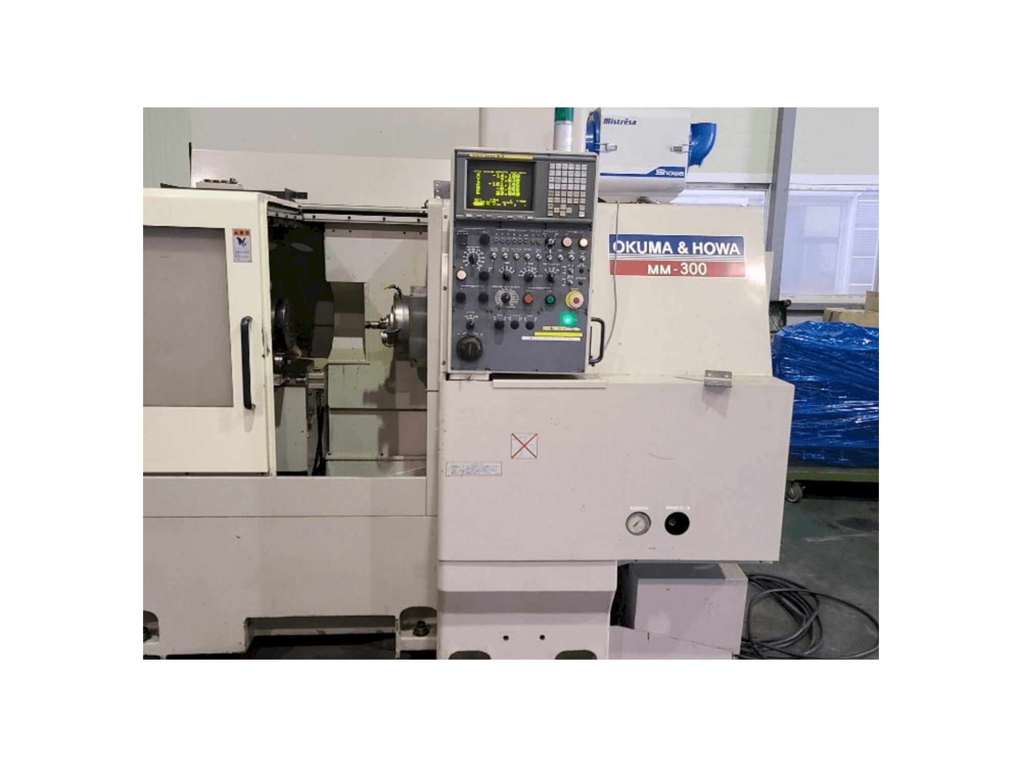 Vooraanzicht van OKUMA&HOWA MM-300 machine
