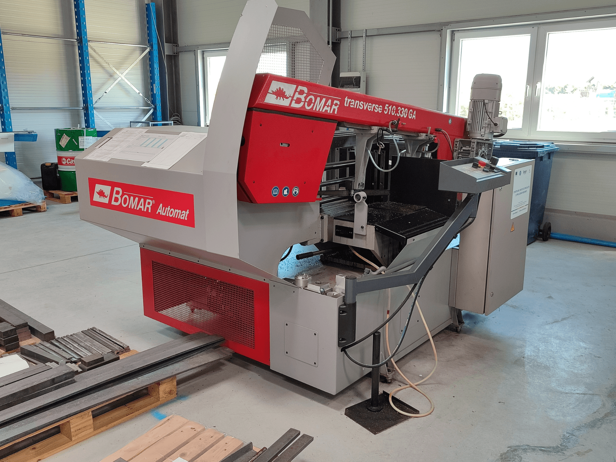 BOMAR Automat dwars 510.330 GA, zijaanzicht van metaalzaagmachine met bedieningspaneel en zaagselvanger.