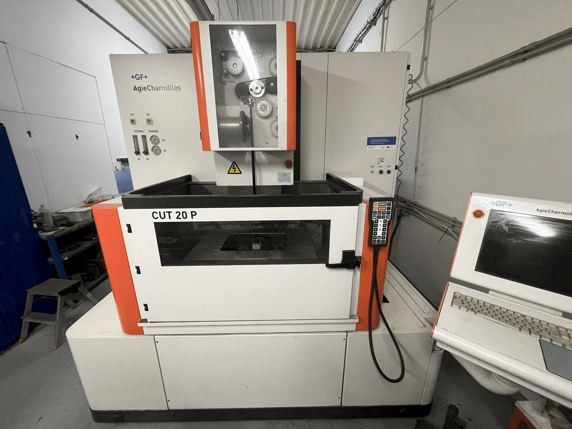 Vooraanzicht van AgieCharmilles CUT 20 P machine