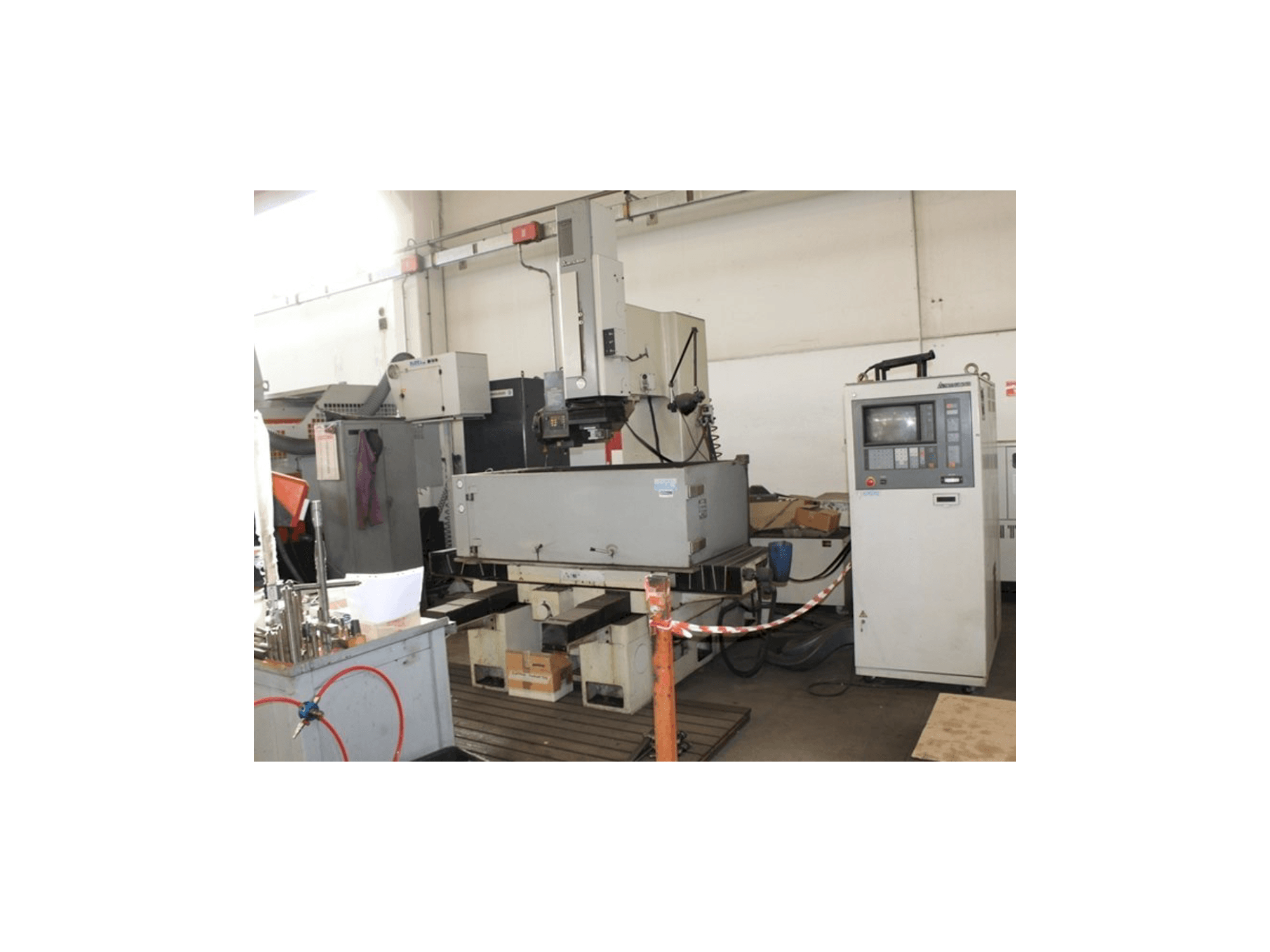 Vooraanzicht van Mitsubishi M65J machine