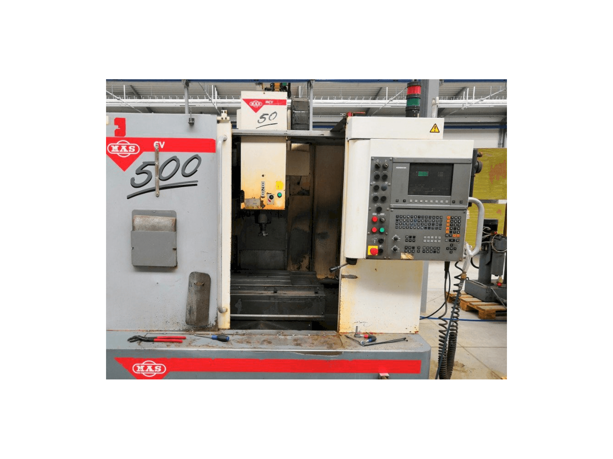 Vooraanzicht van KOVOSVIT MAS MCV 500 CNC machine