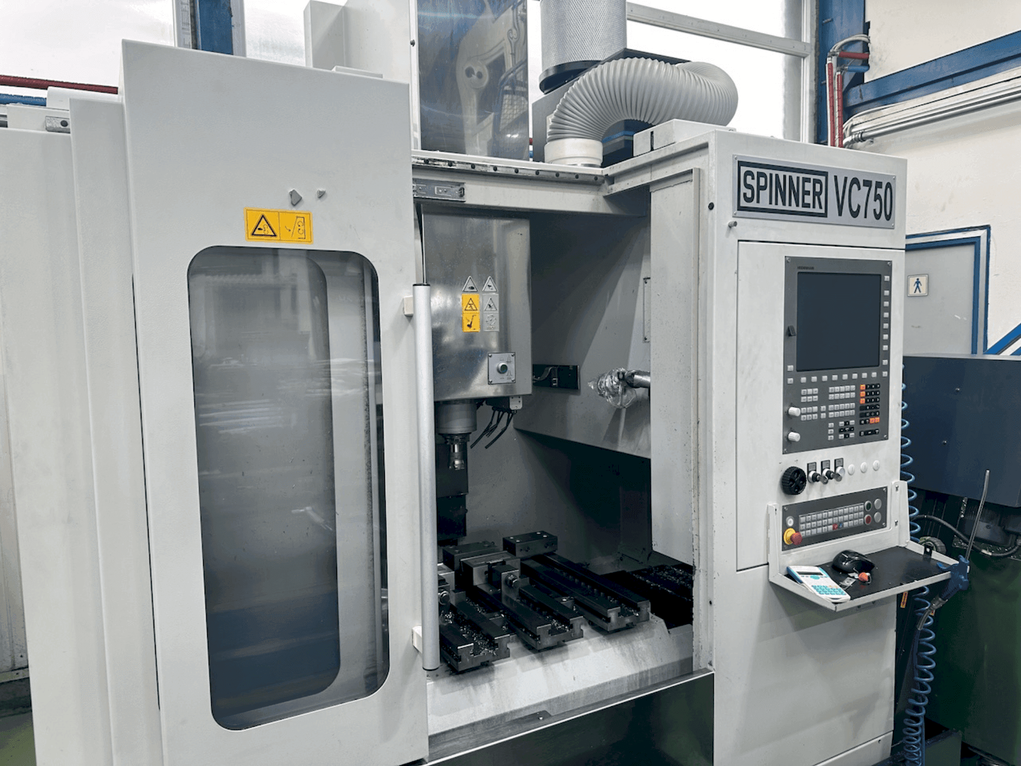 Vooraanzicht van SPINNER VC 750 machine