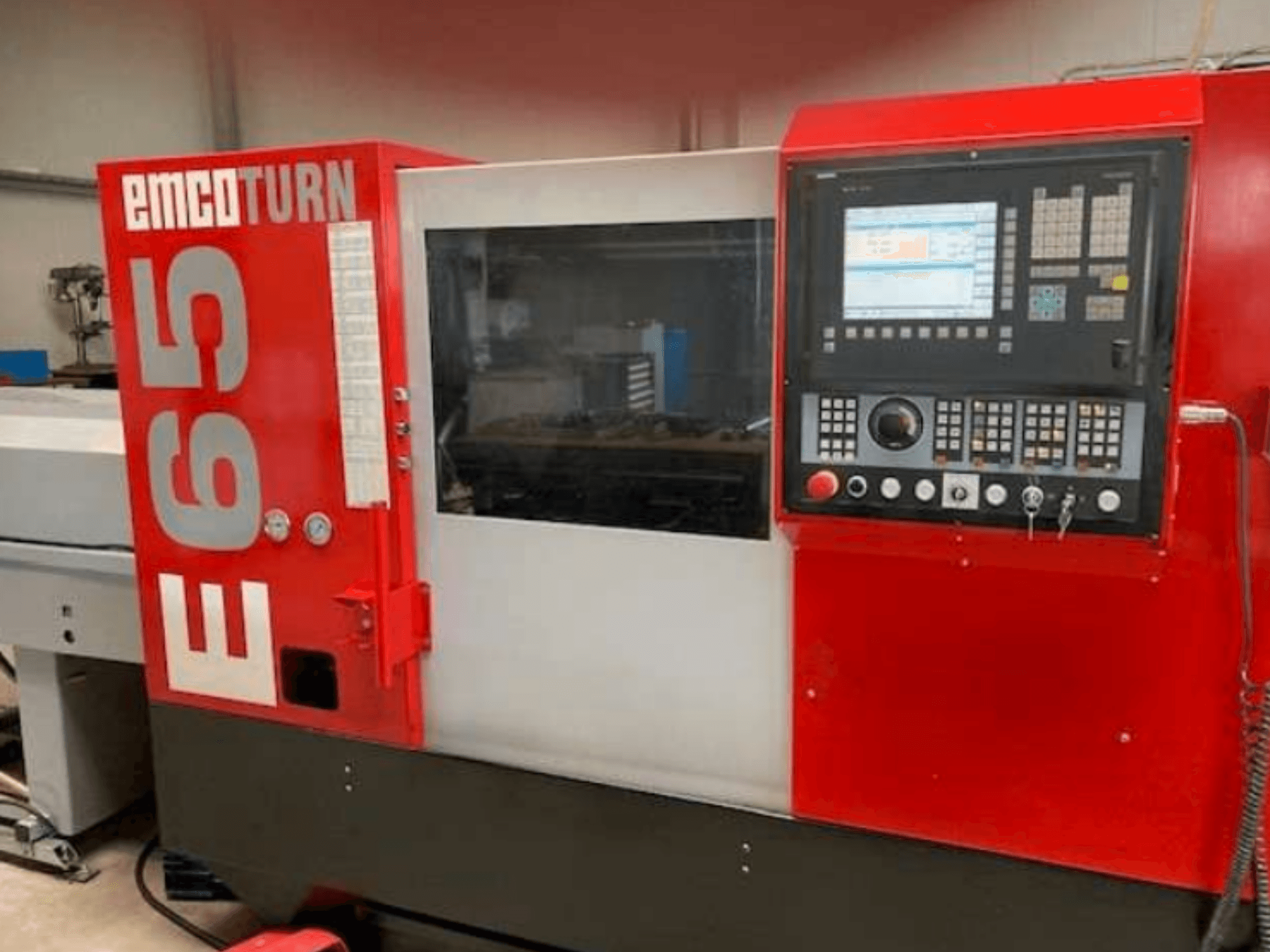 EMCO Turn E65 CNC draaibank, vooraanzicht met bedieningspaneel, groot display en werkgebied achter glas.