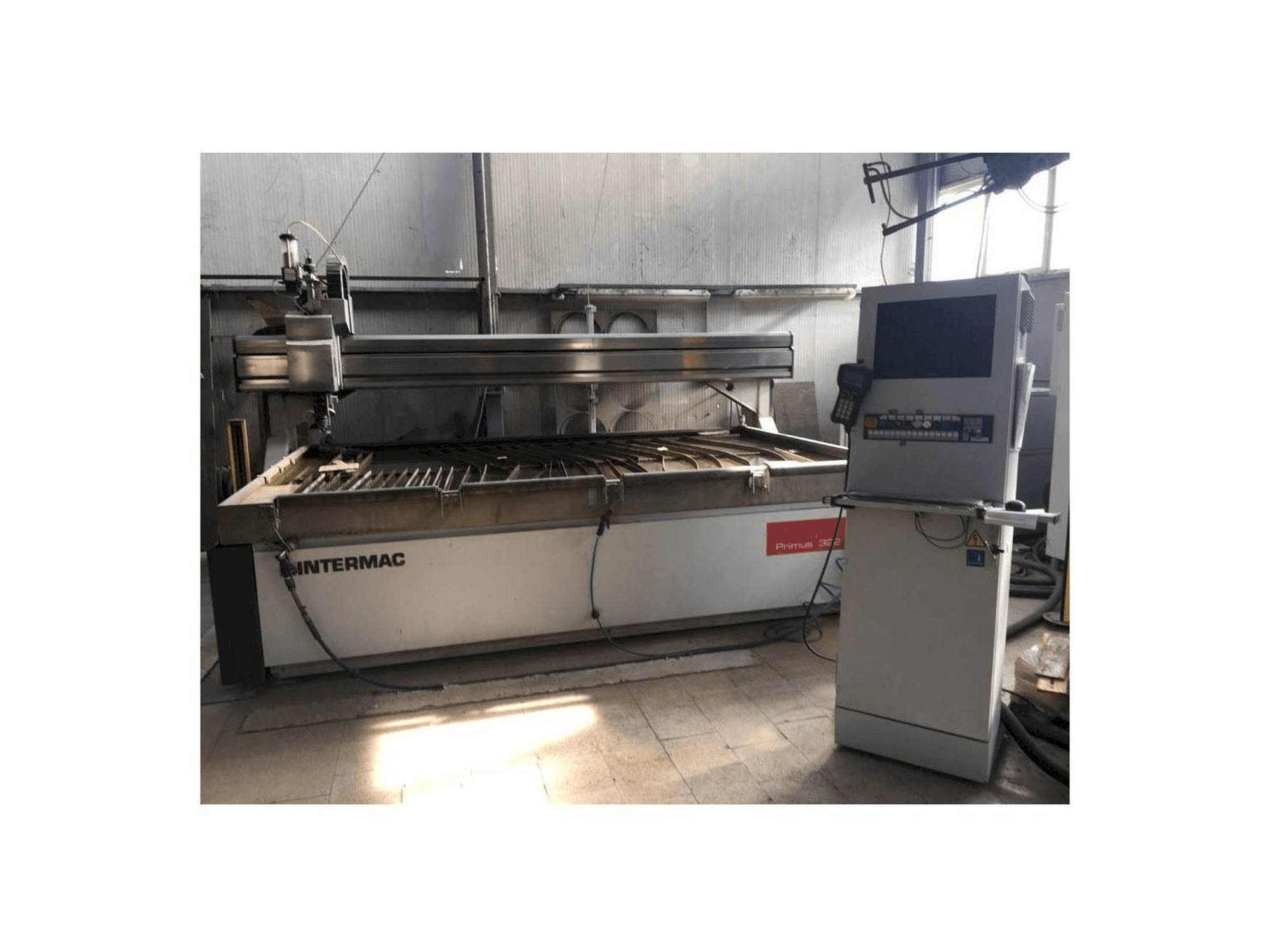 Vooraanzicht van Intermac primus 322 machine