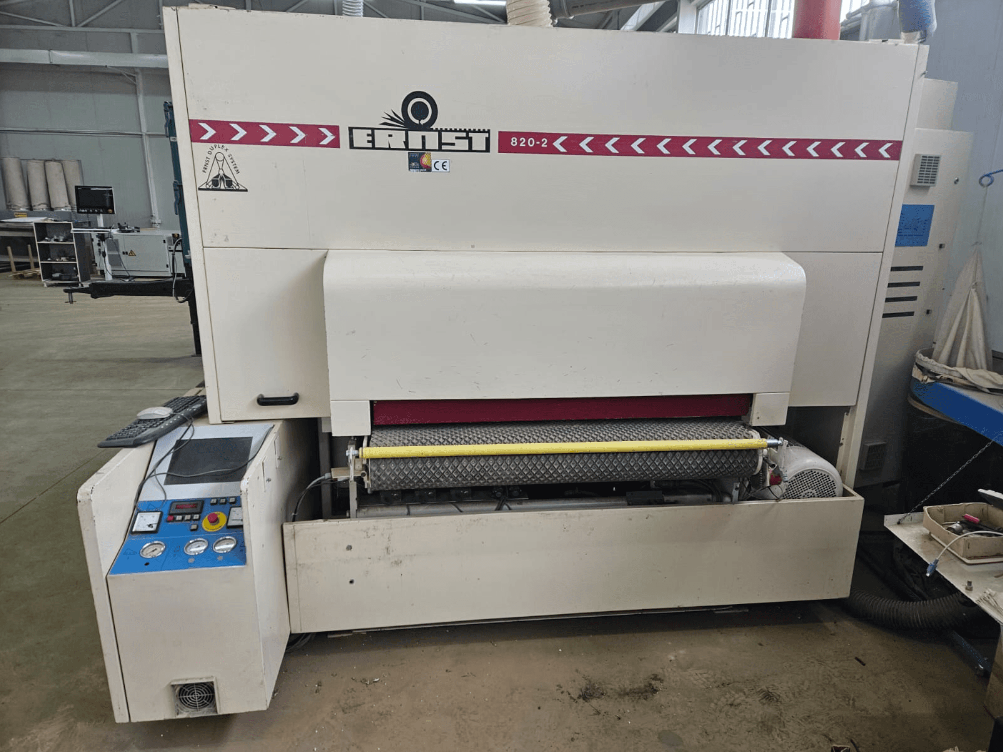 Ernst 820-2 houtverwerkingsmachine, vooraanzicht, met bedieningspaneel en gele rol op de invoer.