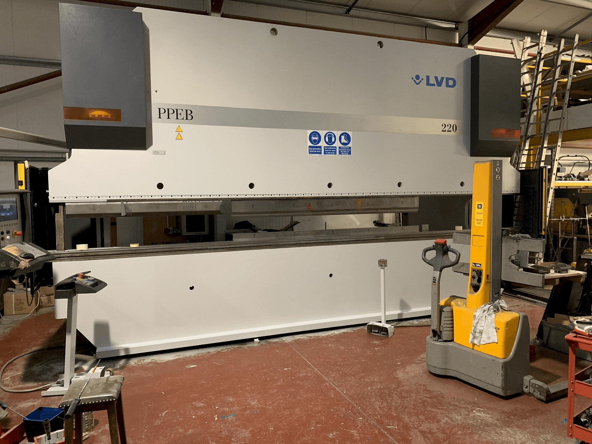 Vooraanzicht van LVD PPEB 220/6100 machine