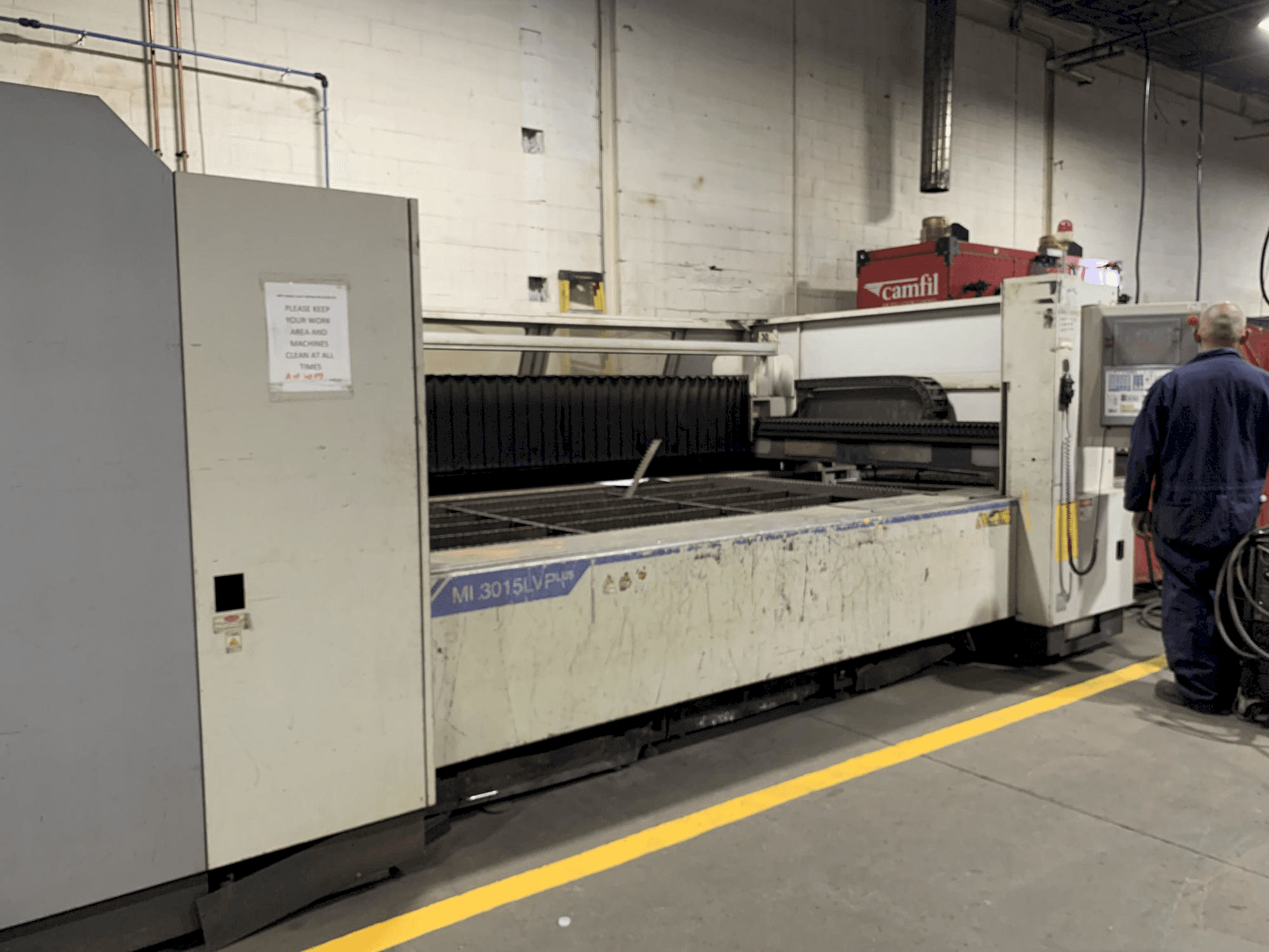 Linkerzijdeaanzicht van Mitsubishi LV 3015 PLUS machine