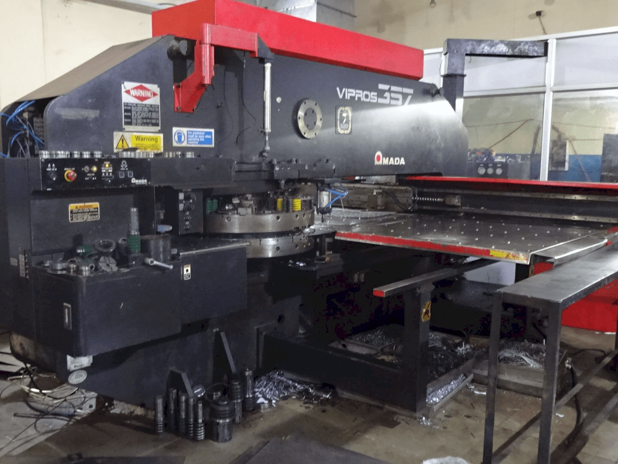 Links zicht van AMADA Vipros 357 machine
