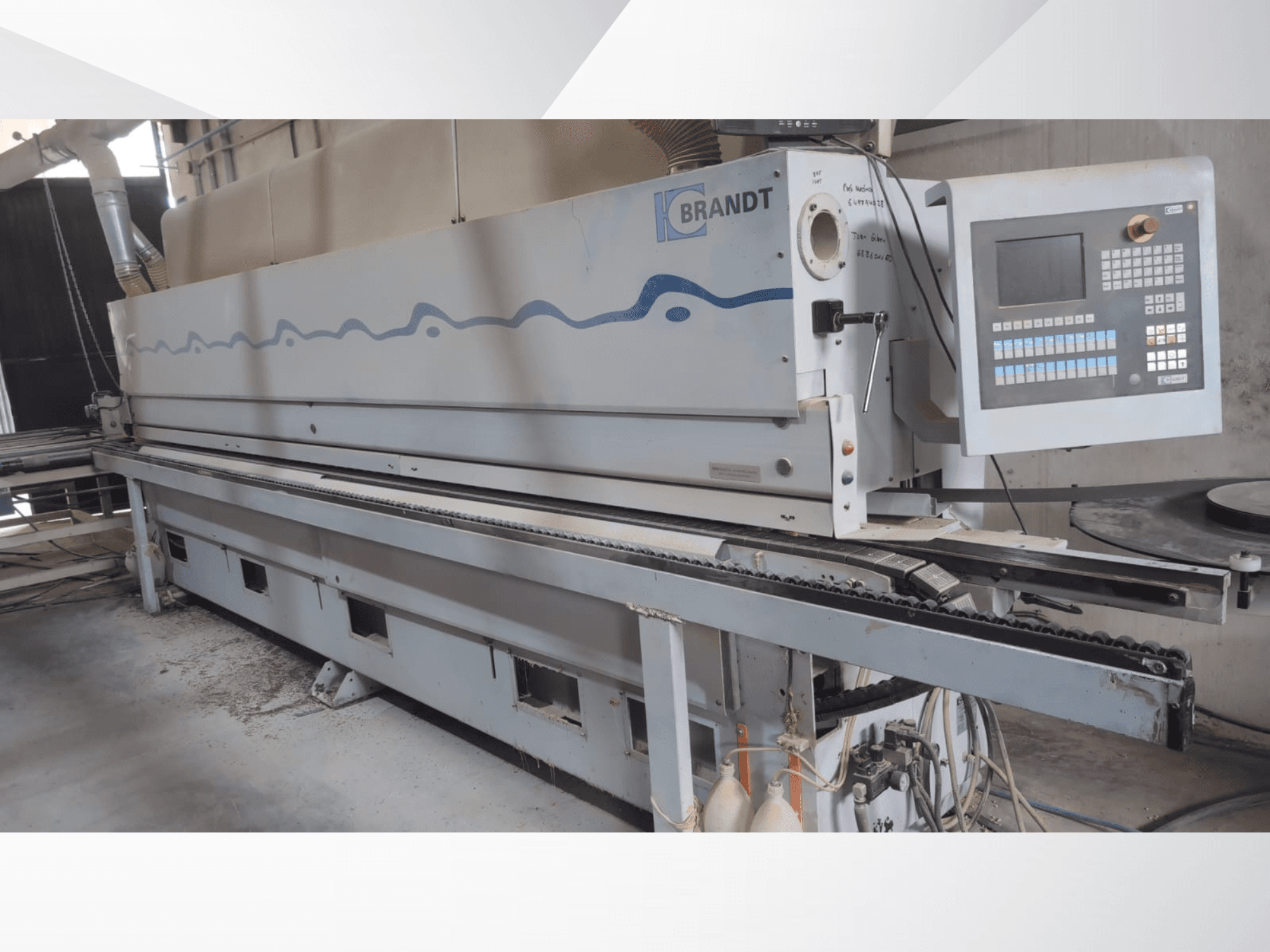 Kantenlijmmachine BRANDT KDF 560 in vooraanzicht, met bedieningspaneel en toevoerband, met zichtbare stofresten op de vloer.
