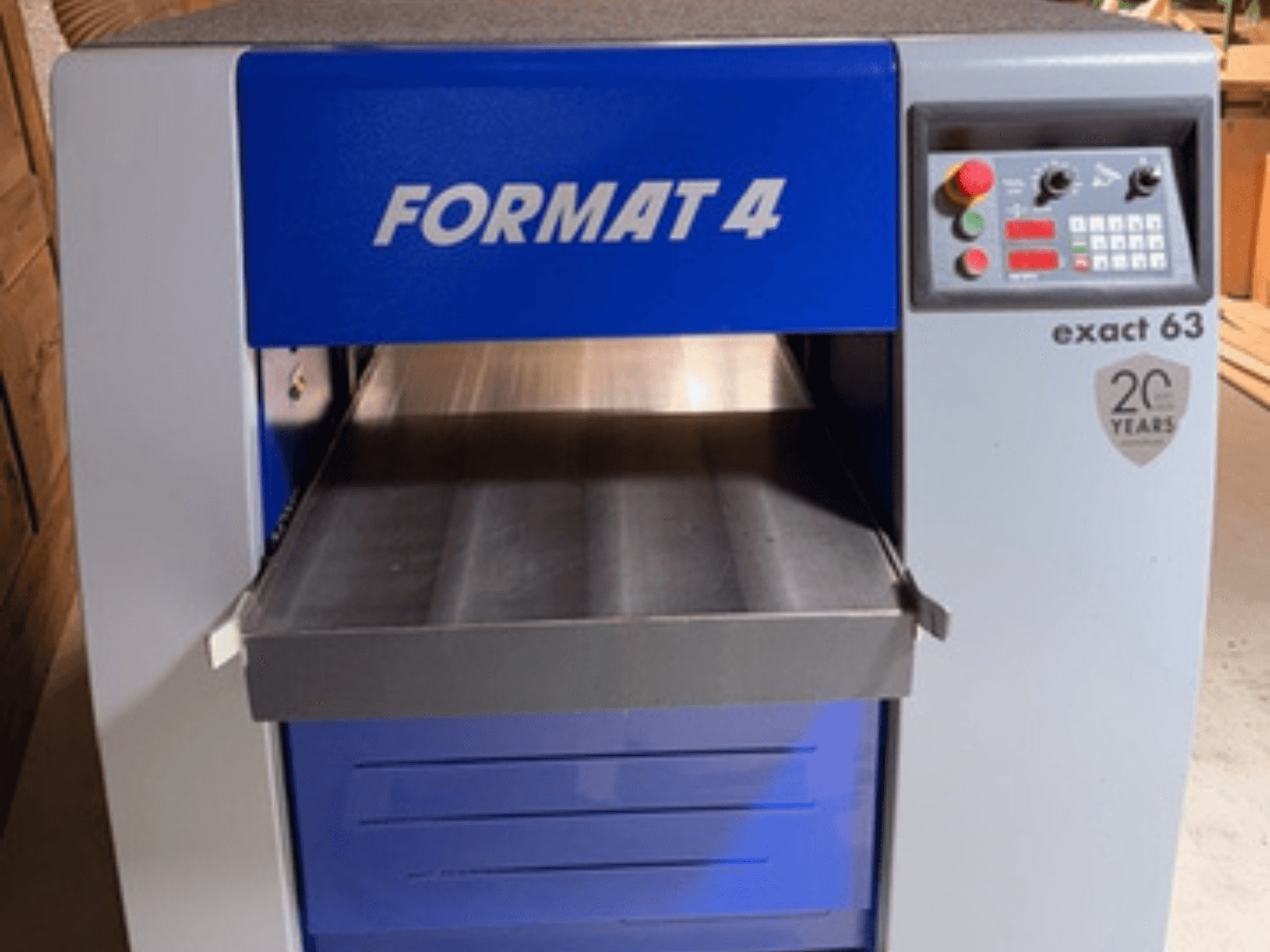 FORMAT 4 Exact 63 houtschaaf, vooraanzicht, met een metalen invoertafel en een bedieningspaneel met knoppen en displays.