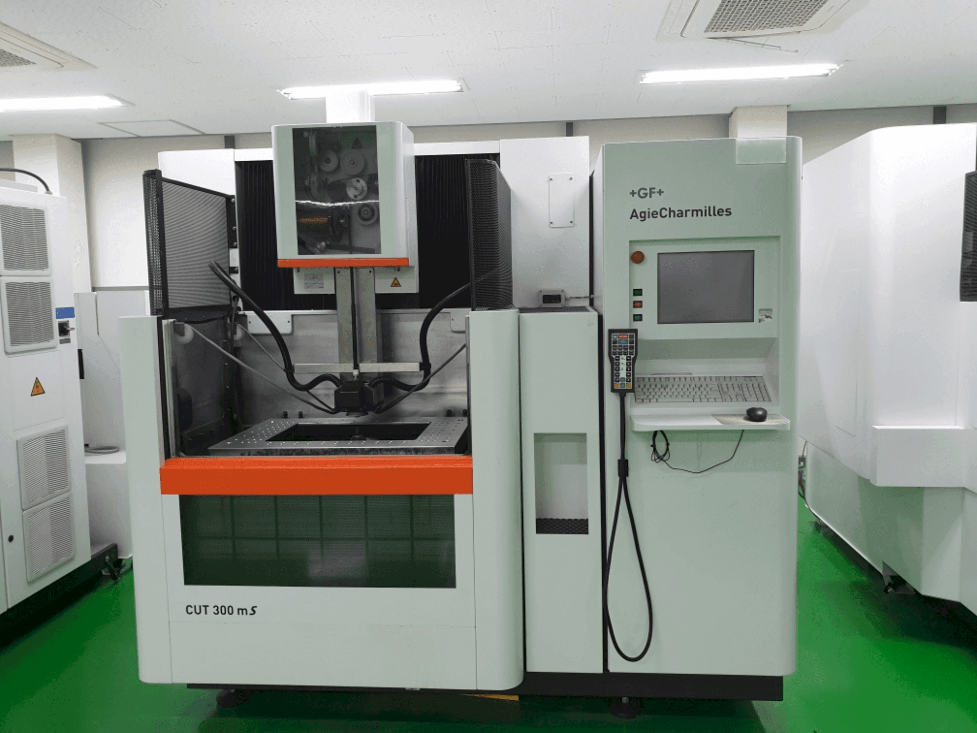 Vooraanzicht van AgieCharmilles CUT 300MS machine