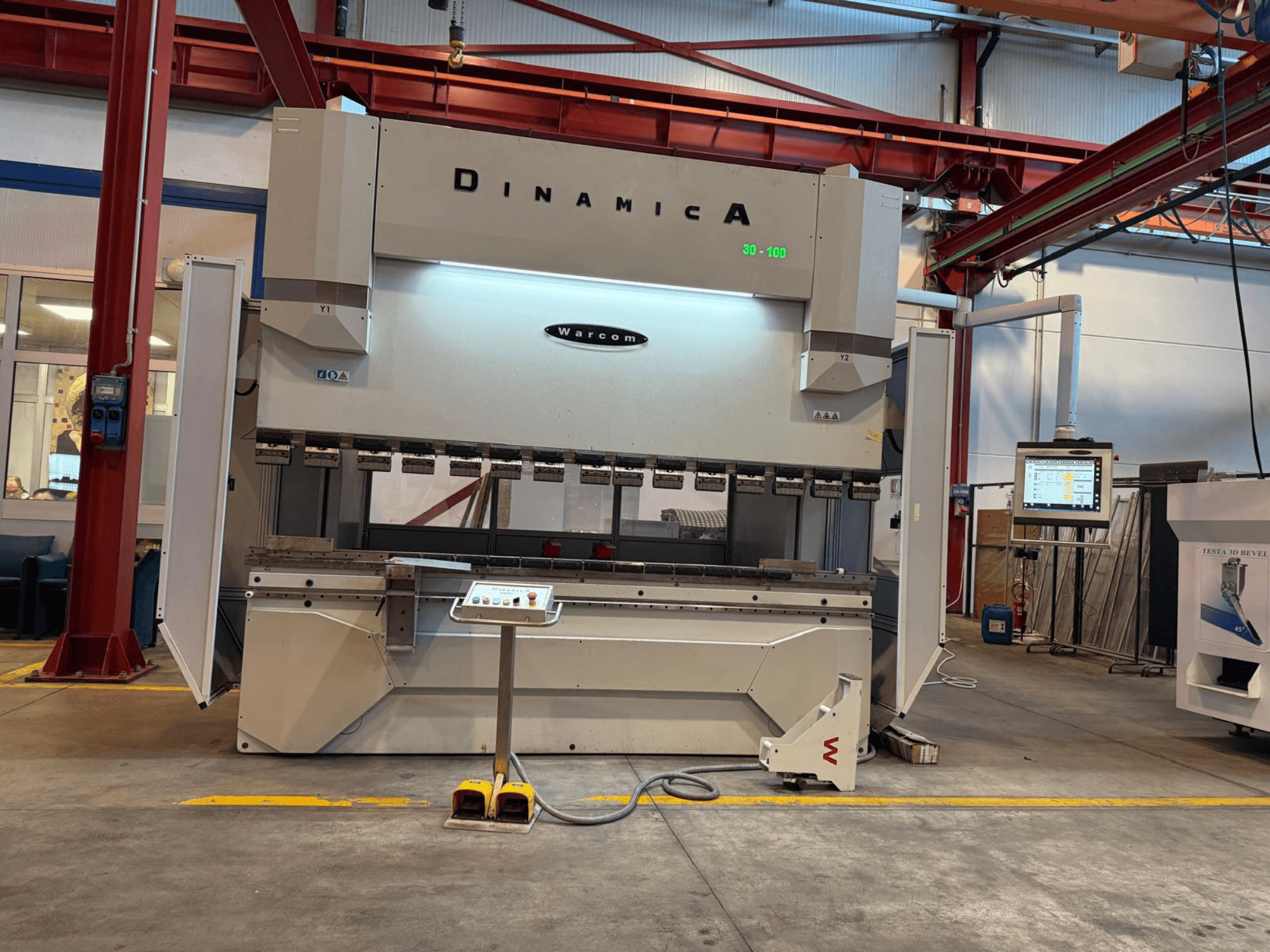 Dinamica Warcom hydraulische afkantpers, vooraanzicht. Voorzien van bedieningspaneel en meerdere gereedschapsstations voor nauwkeurig buigen.