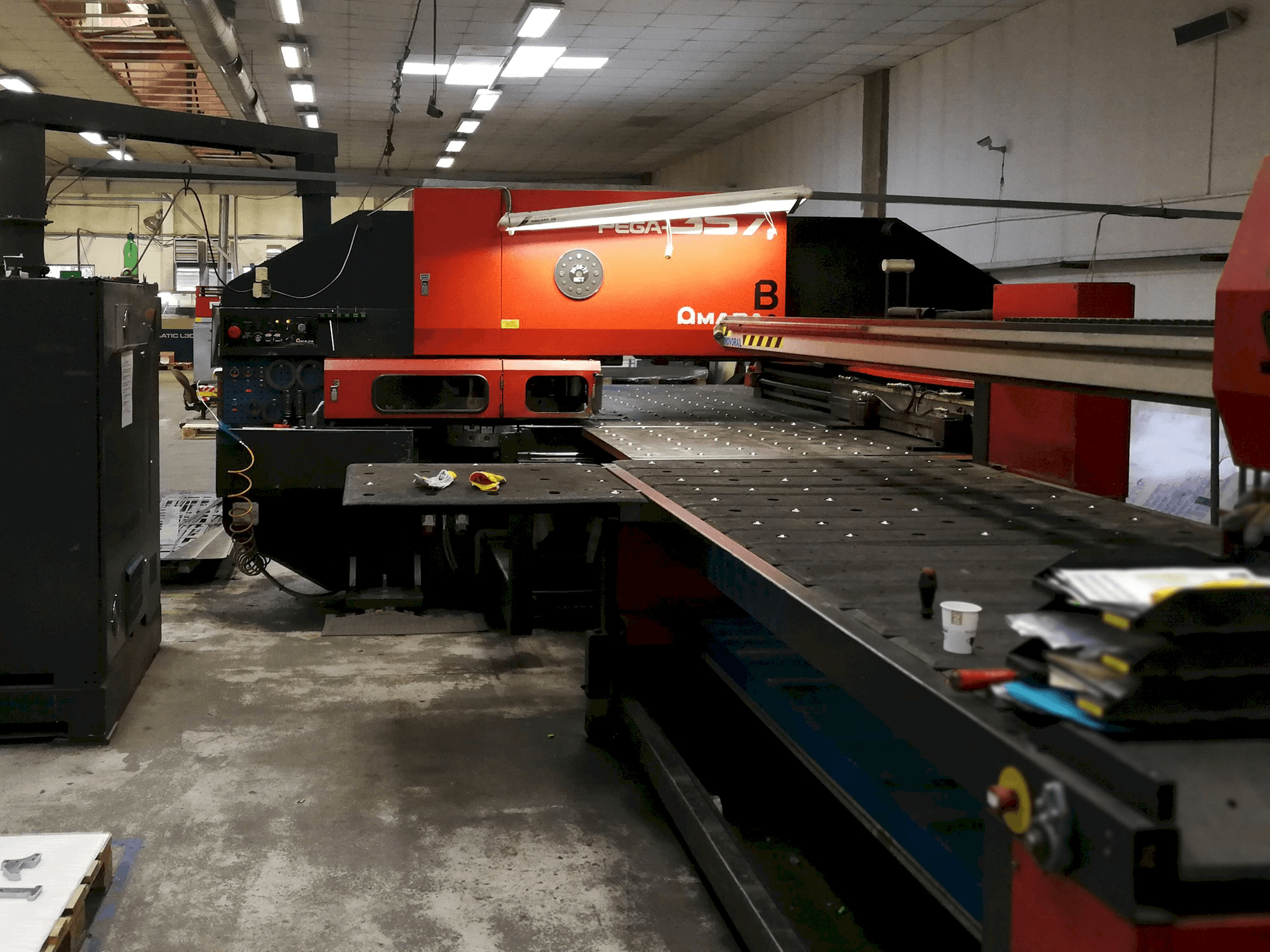 Vooraanzicht van AMADA PEGA 357 machine