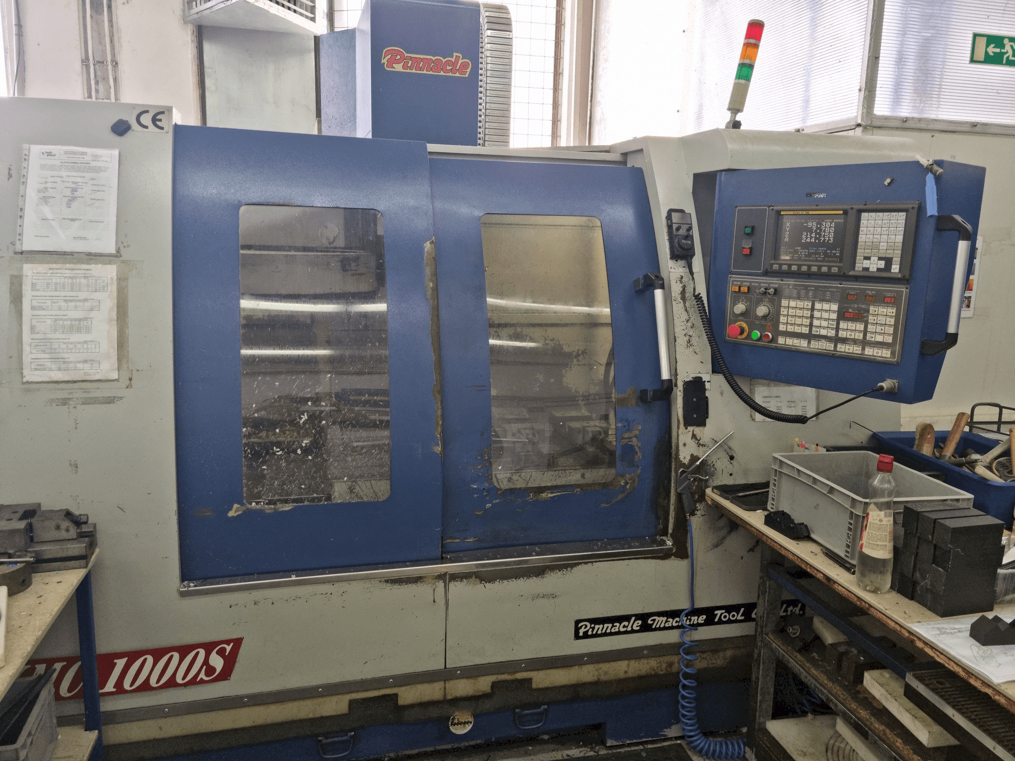 Vooraanzicht van Pinnacle VMC1000S machine