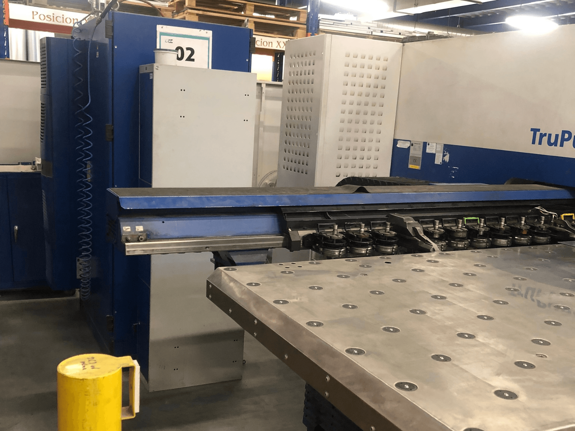 TRUMPF TruPunch 5000 CNC-ponsmachine, vooraanzicht met de gereedschapstoren en het bedieningspaneel, met daarnaast een metalen werktafel.