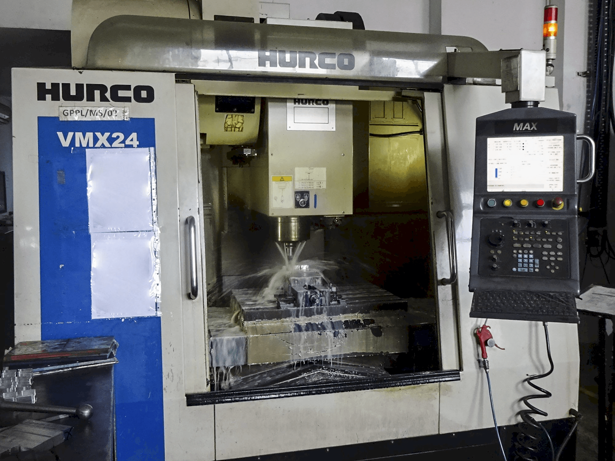 Vooraanzicht van Hurco VMX 24 machine