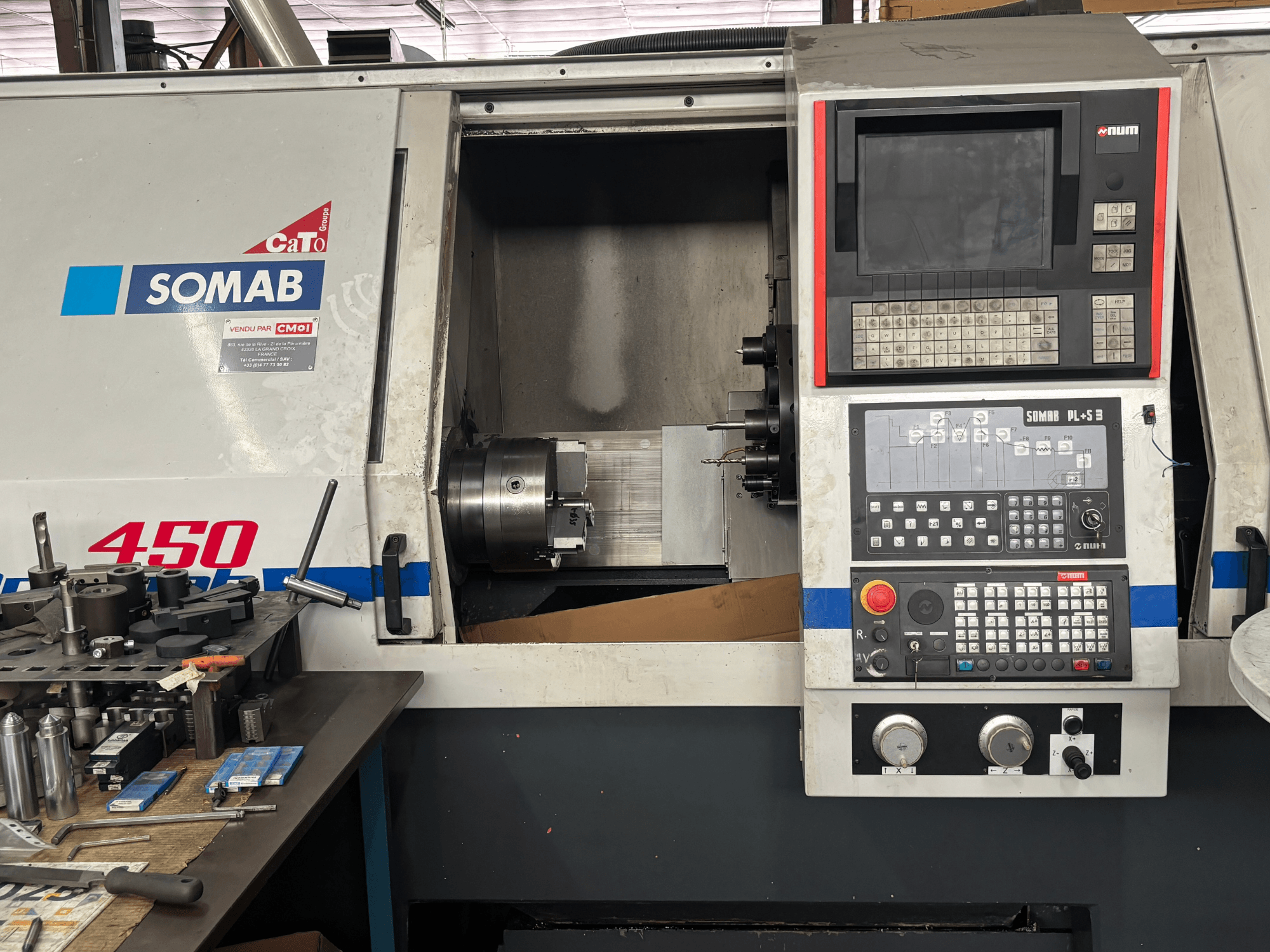 Vooraanzicht van de witte SOMAB OPTIMA 450 horizontale draaimachine, met een digitaal bedieningspaneel en een gemonteerd werkstuk.