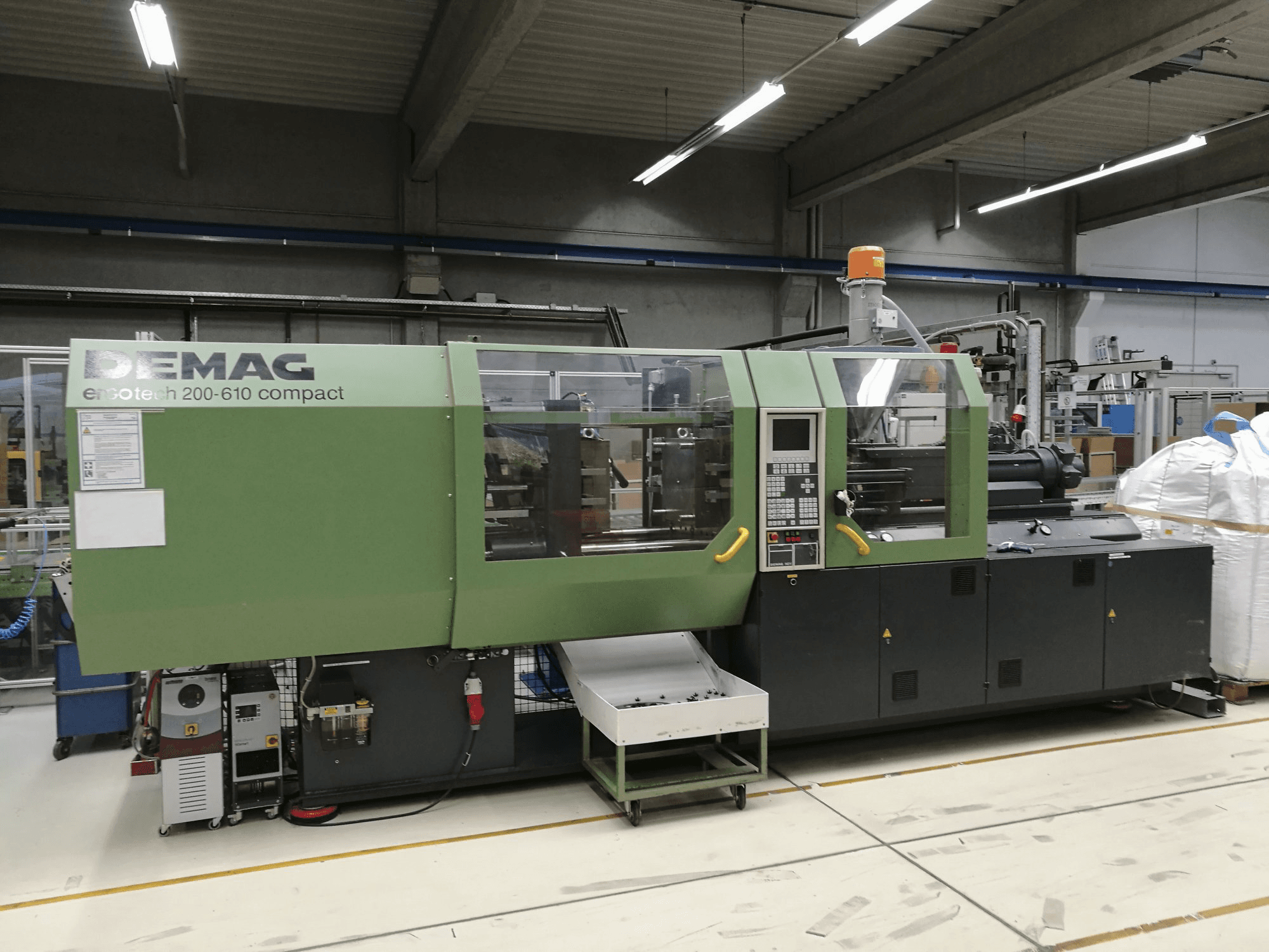Links zicht van DEMAG Ergotech 200-610 NC machine
