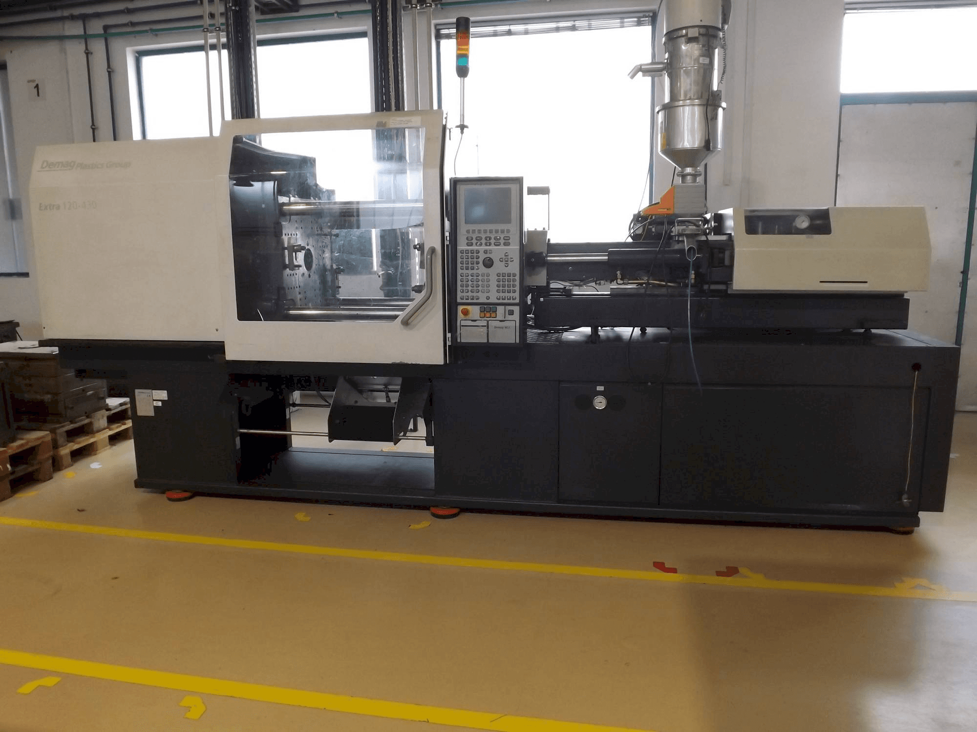 Vooraanzicht van DEMAG Extra 120-430 machine