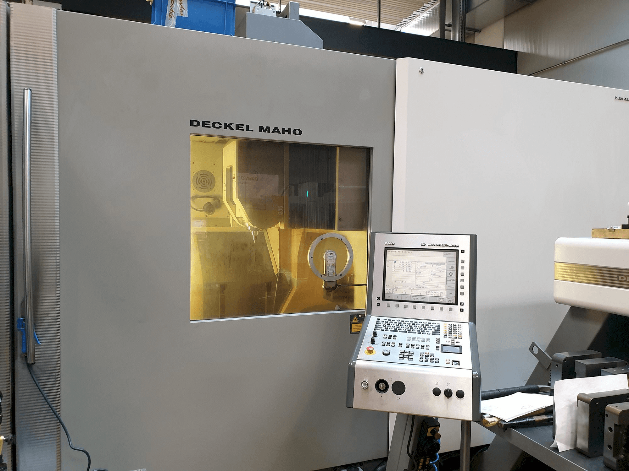 Vooraanzicht van DECKEL MAHO DMC 105V Linear machine