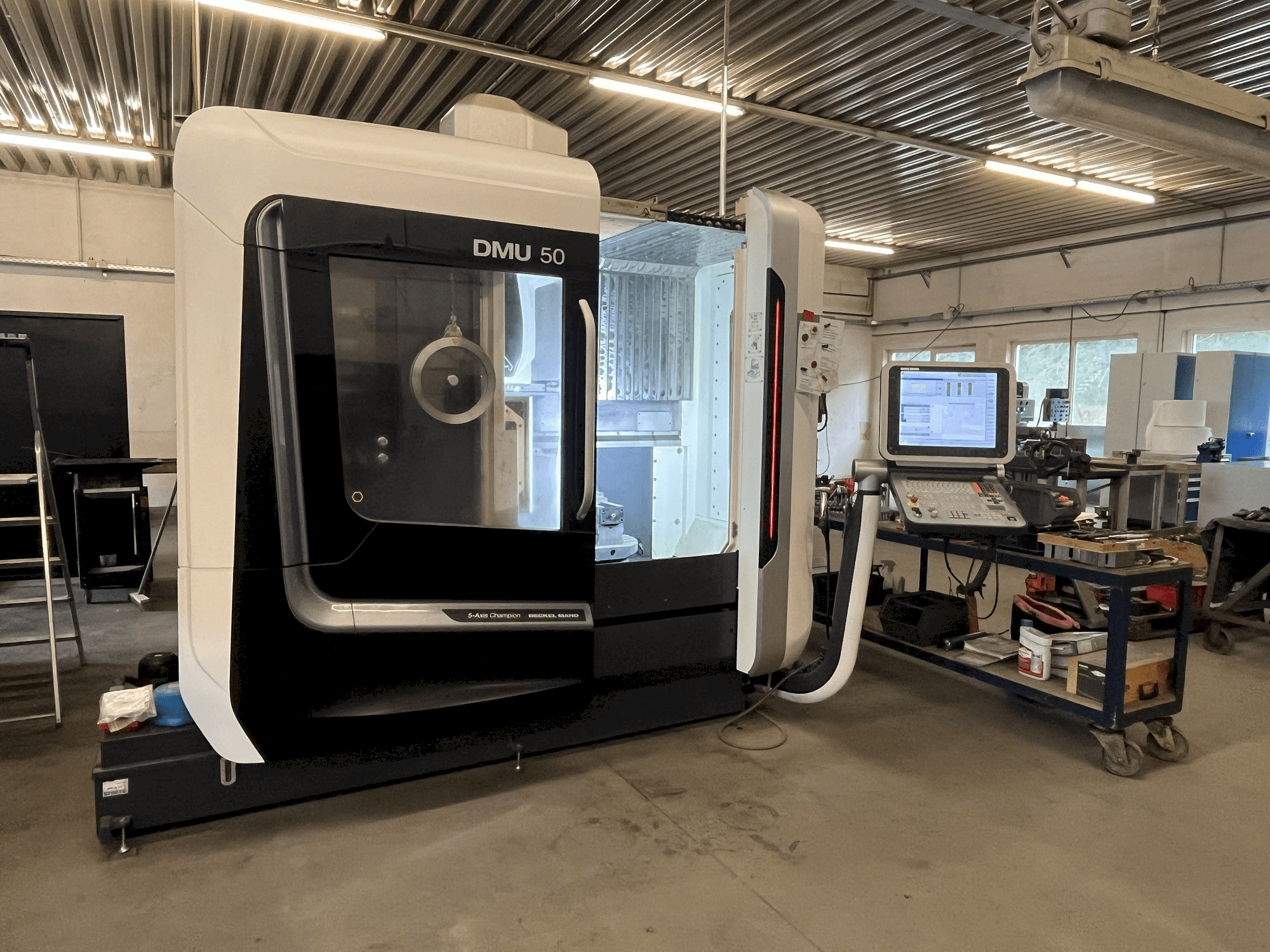 Vooraanzicht van DECKEL MAHO DMU 50 machine