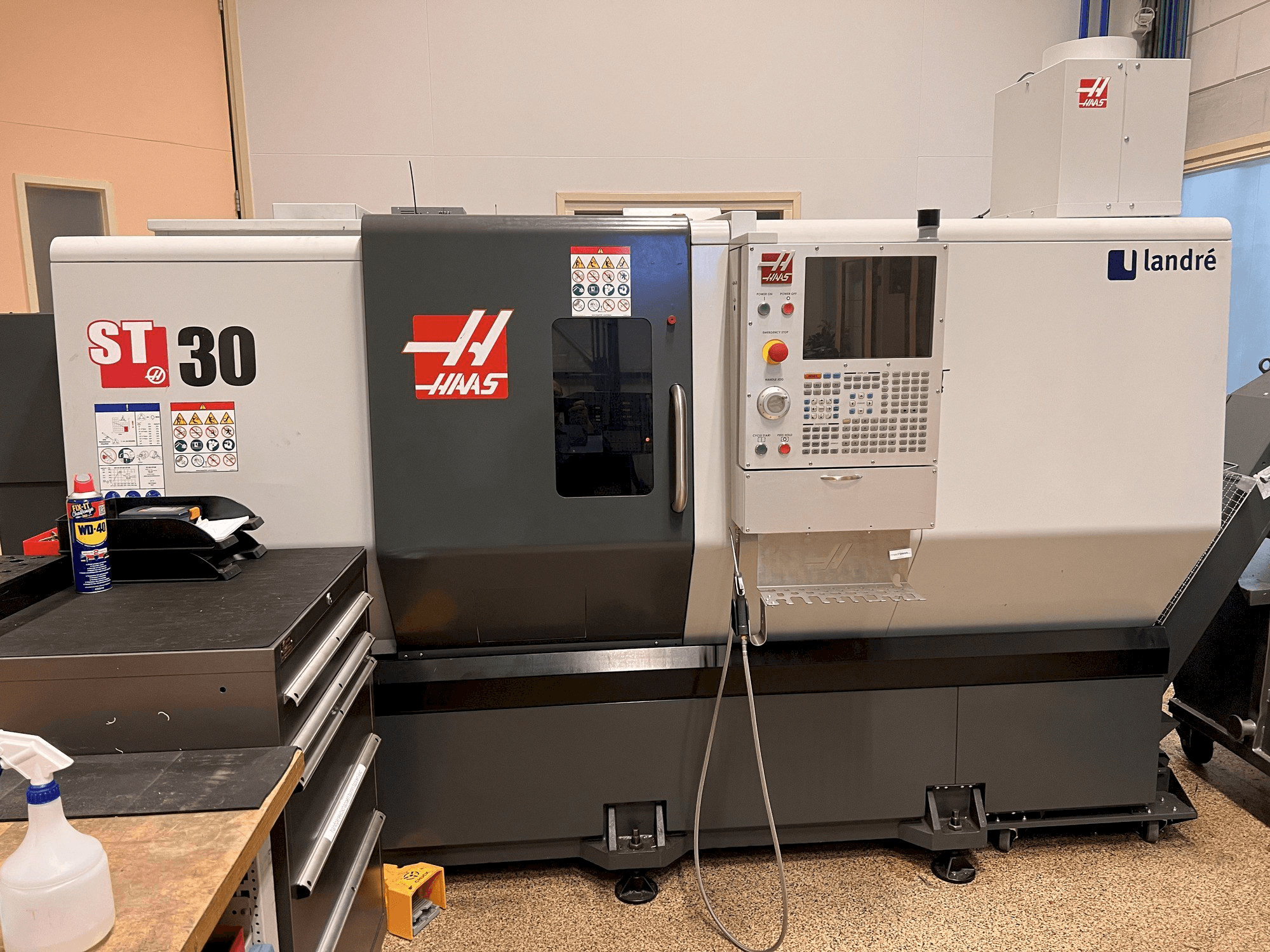 Vooraanzicht van HAAS ST30 machine
