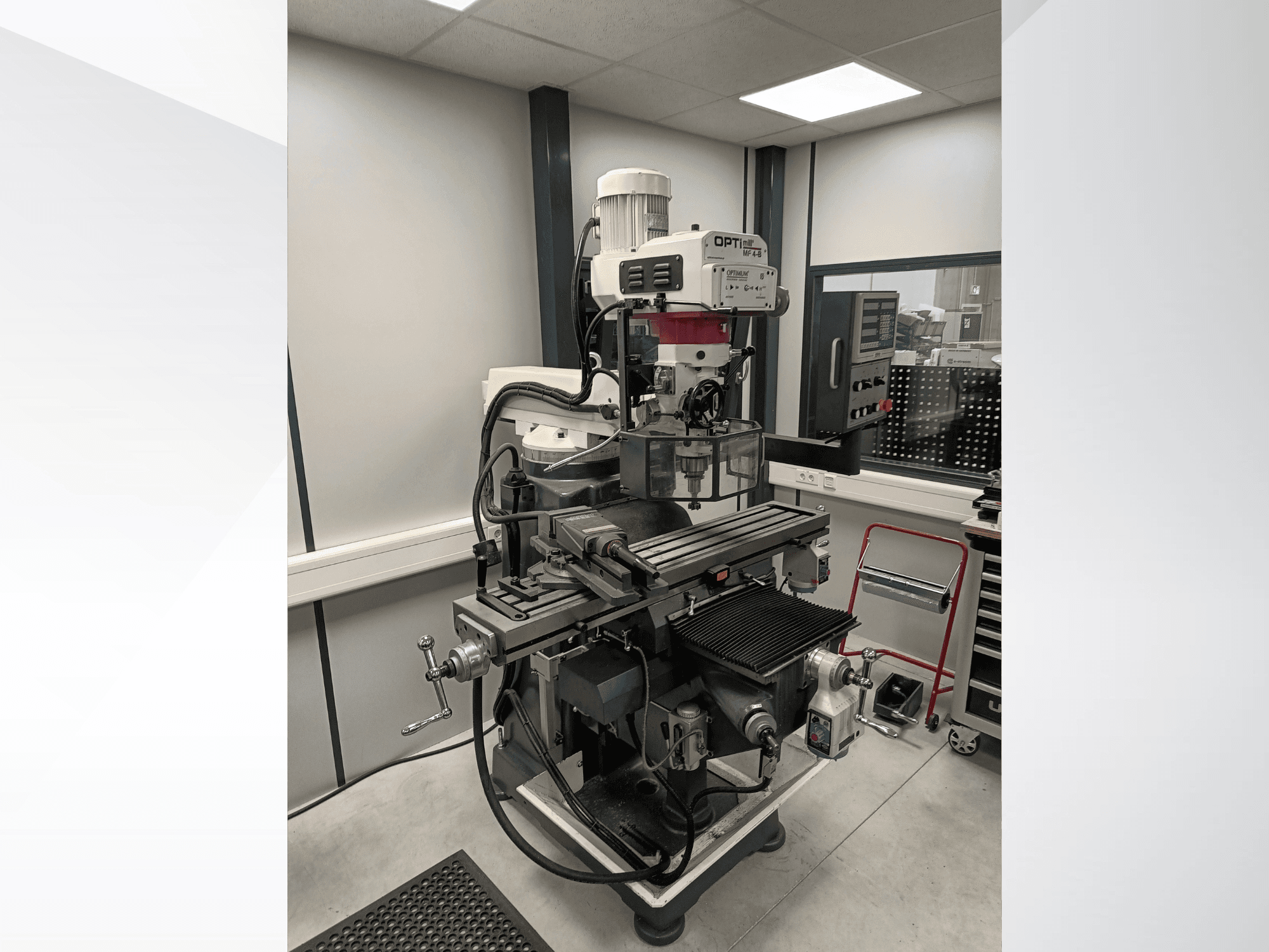 Verticaal bewerkingscentrum Optimum MF 4-B in zijaanzicht, met een gedetailleerde werktafel, bedieningspaneel en motor.