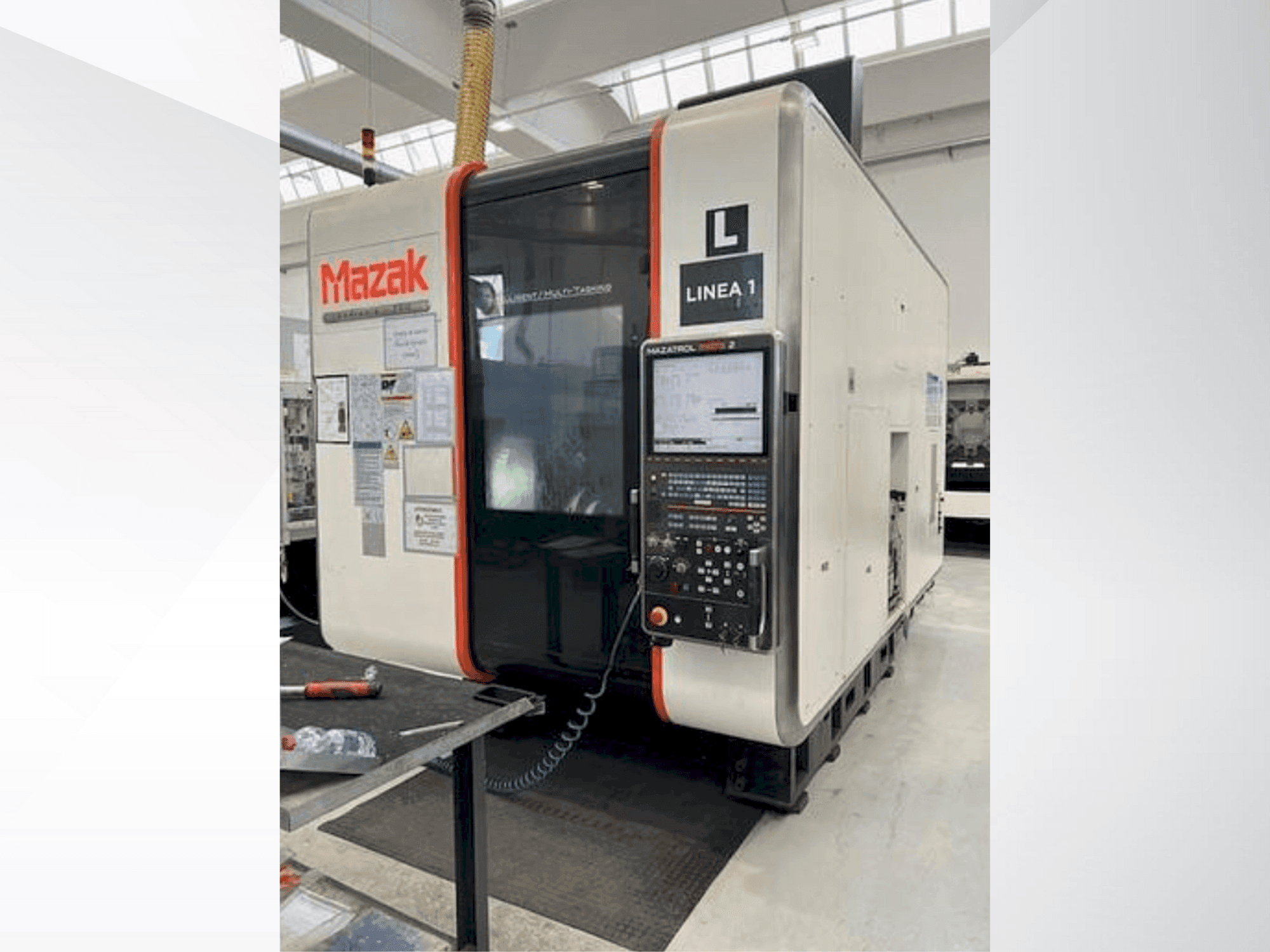 Vooraanzicht van Mazak VARIAXIS I 700 machine