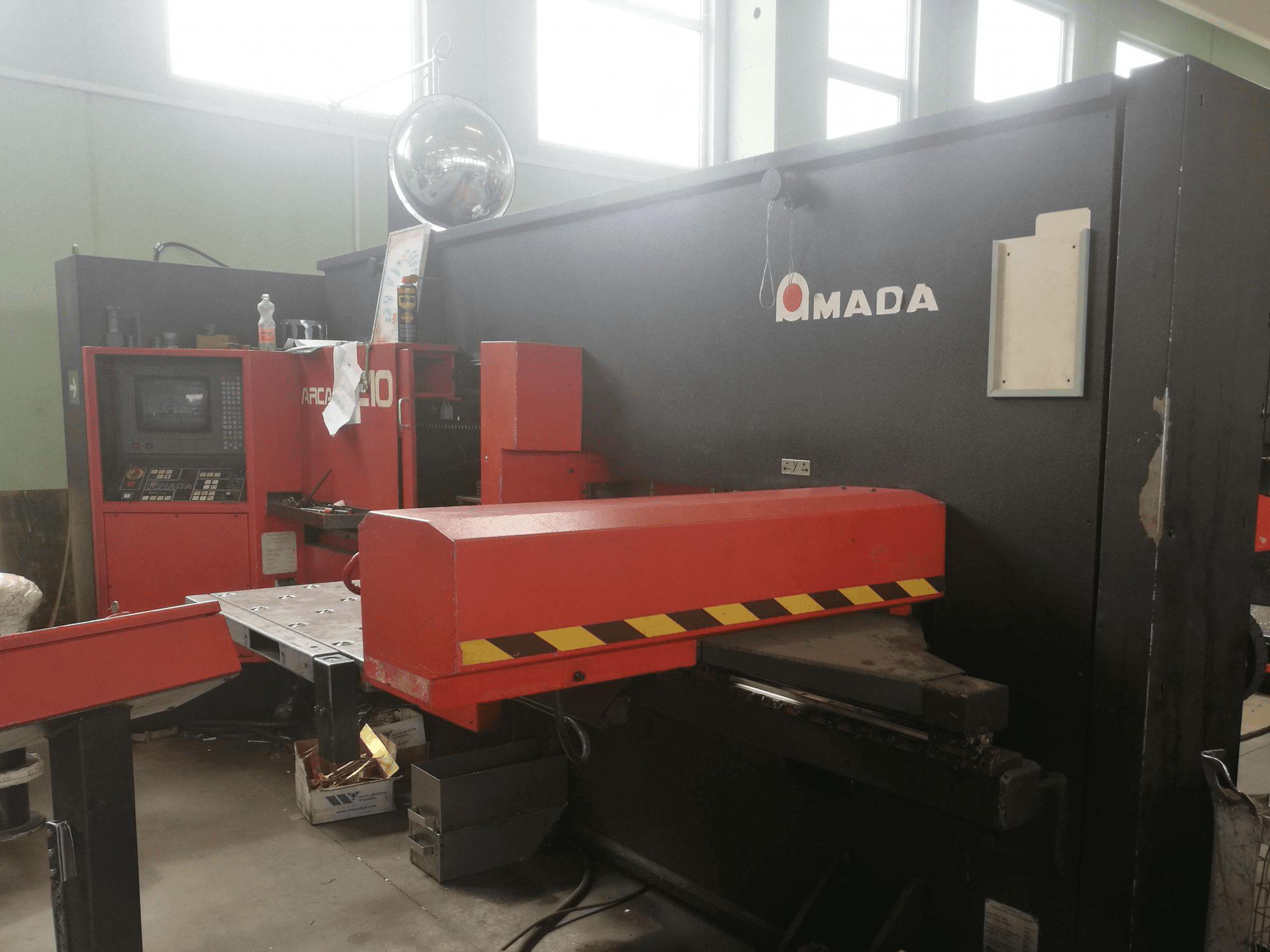 Recht aanzicht van AMADA ARCADE 210 machine