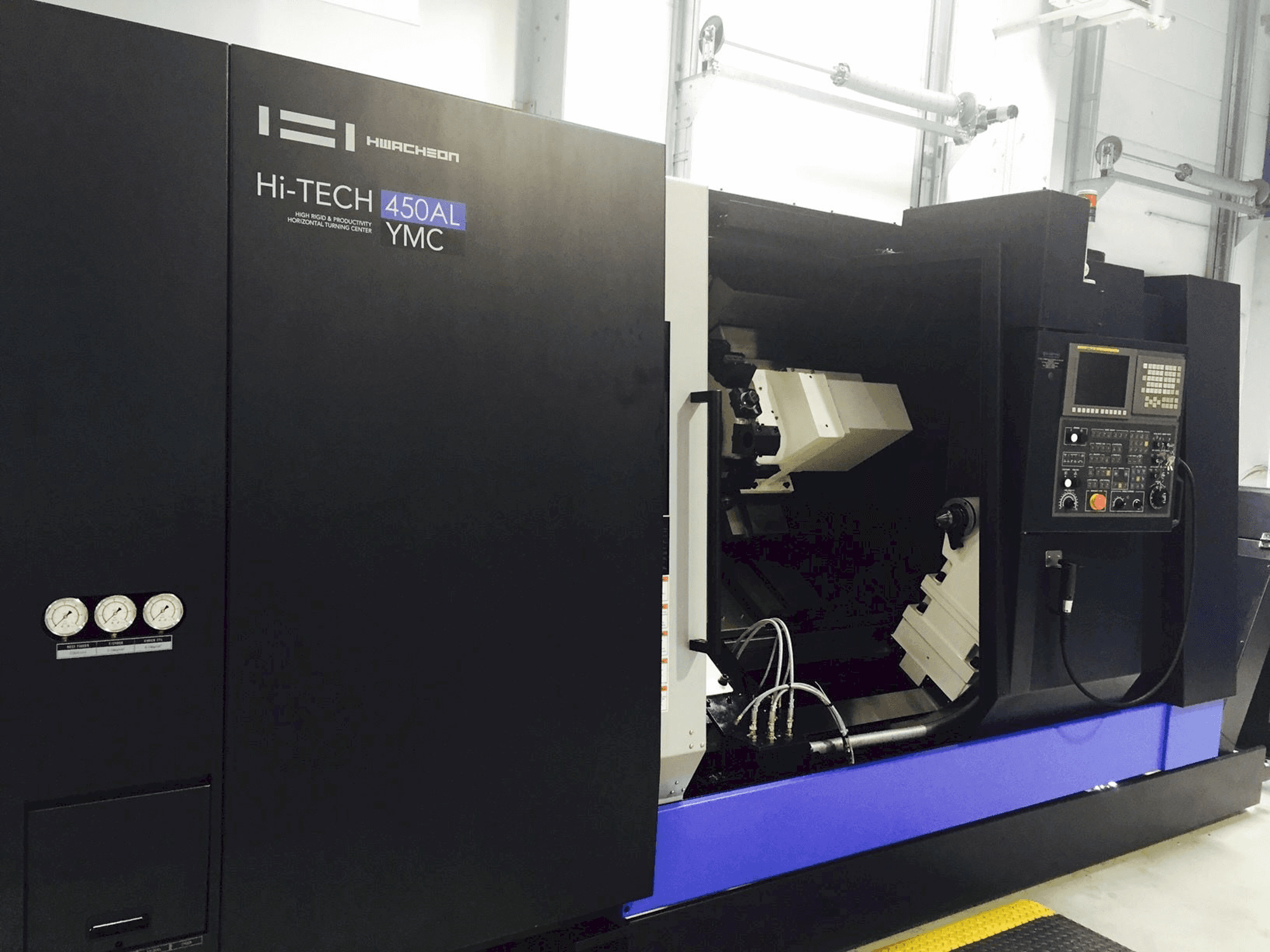 Vooraanzicht van HWACHEON HI-TECH 450AL YMC machine