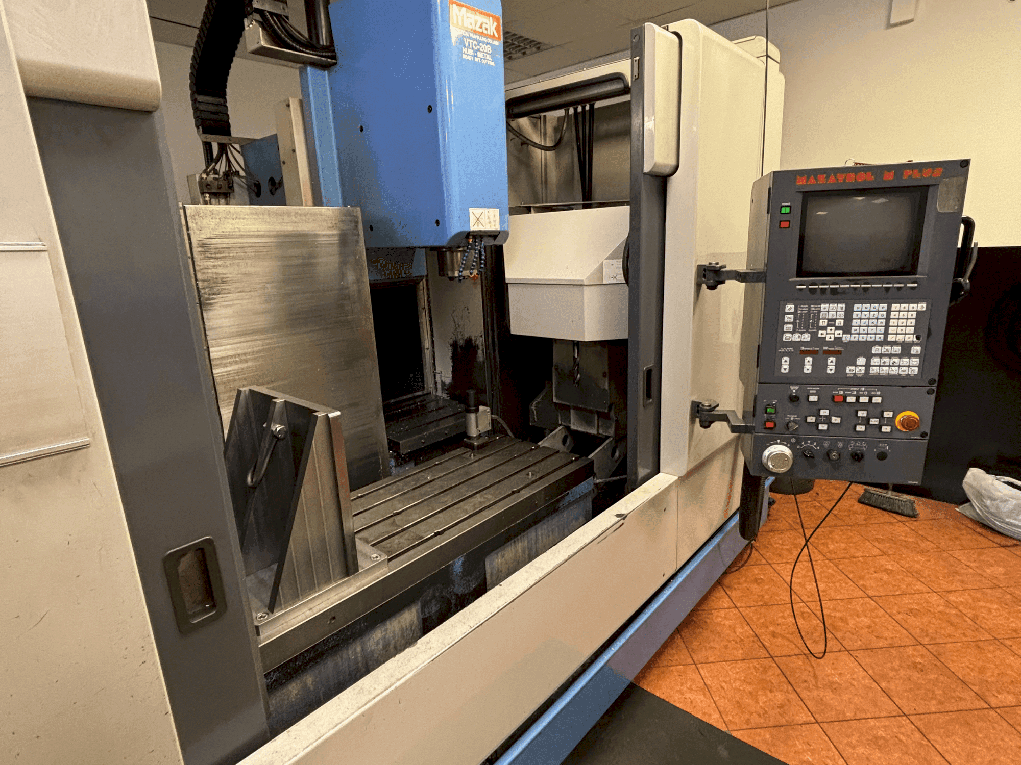 Vooraanzicht van Mazak VTC-20B machine