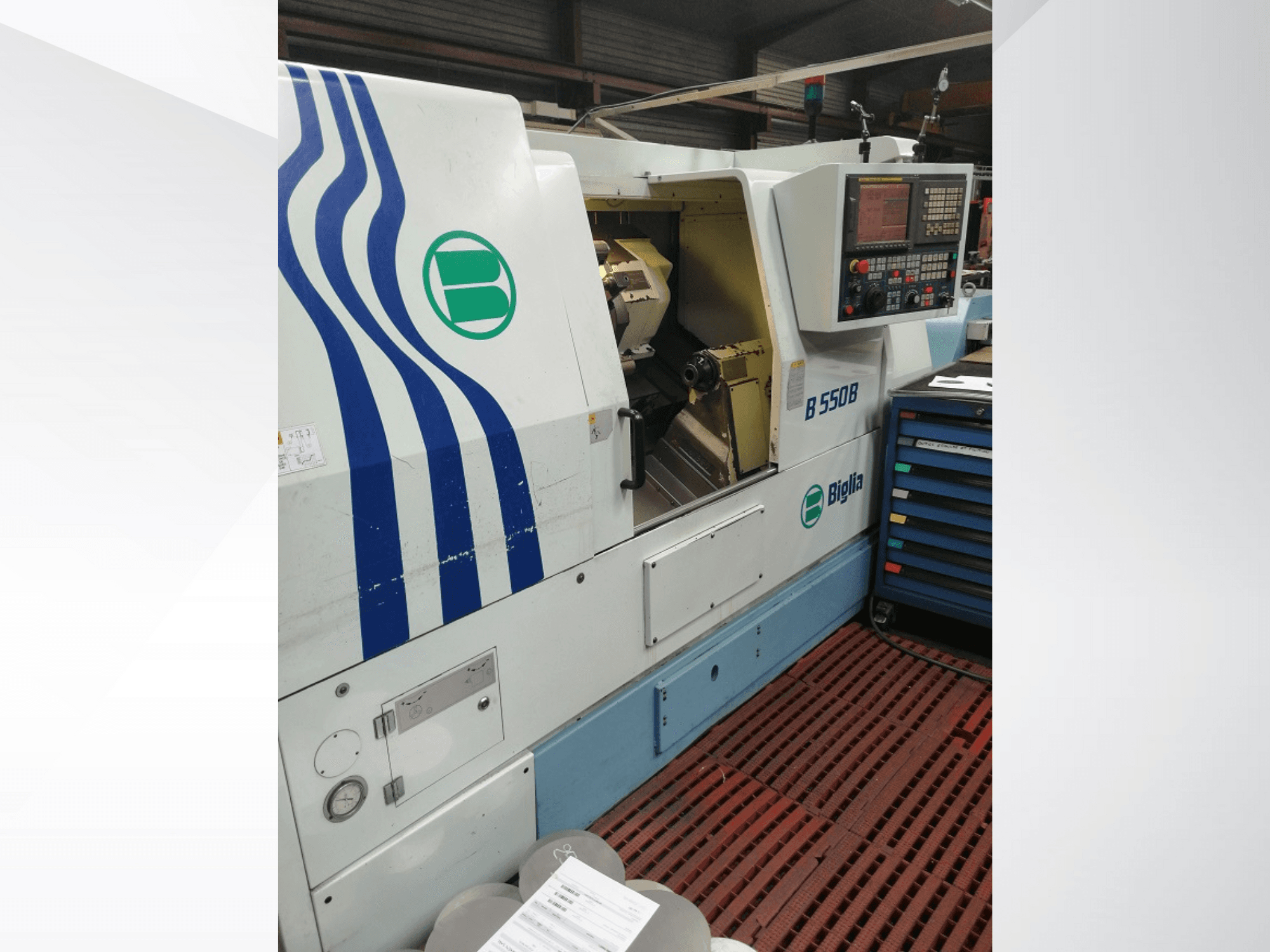 Biglia B 550 B CNC draaibank getoond vanaf de voorkant, met bedieningspaneel, metaalbewerkingsgebied en kleurrijke gereedschapopslag.