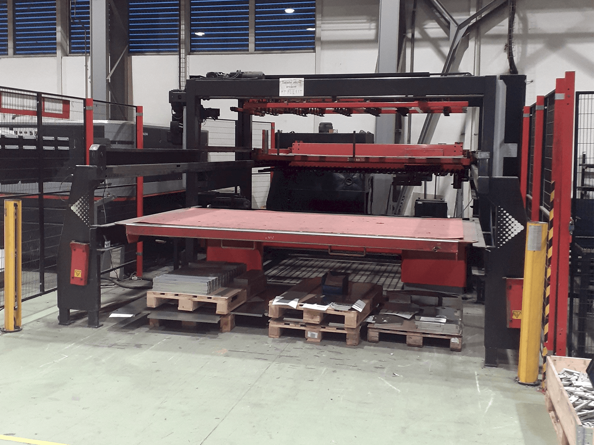 Vooraanzicht van AMADA FOL 3015 AJ machine