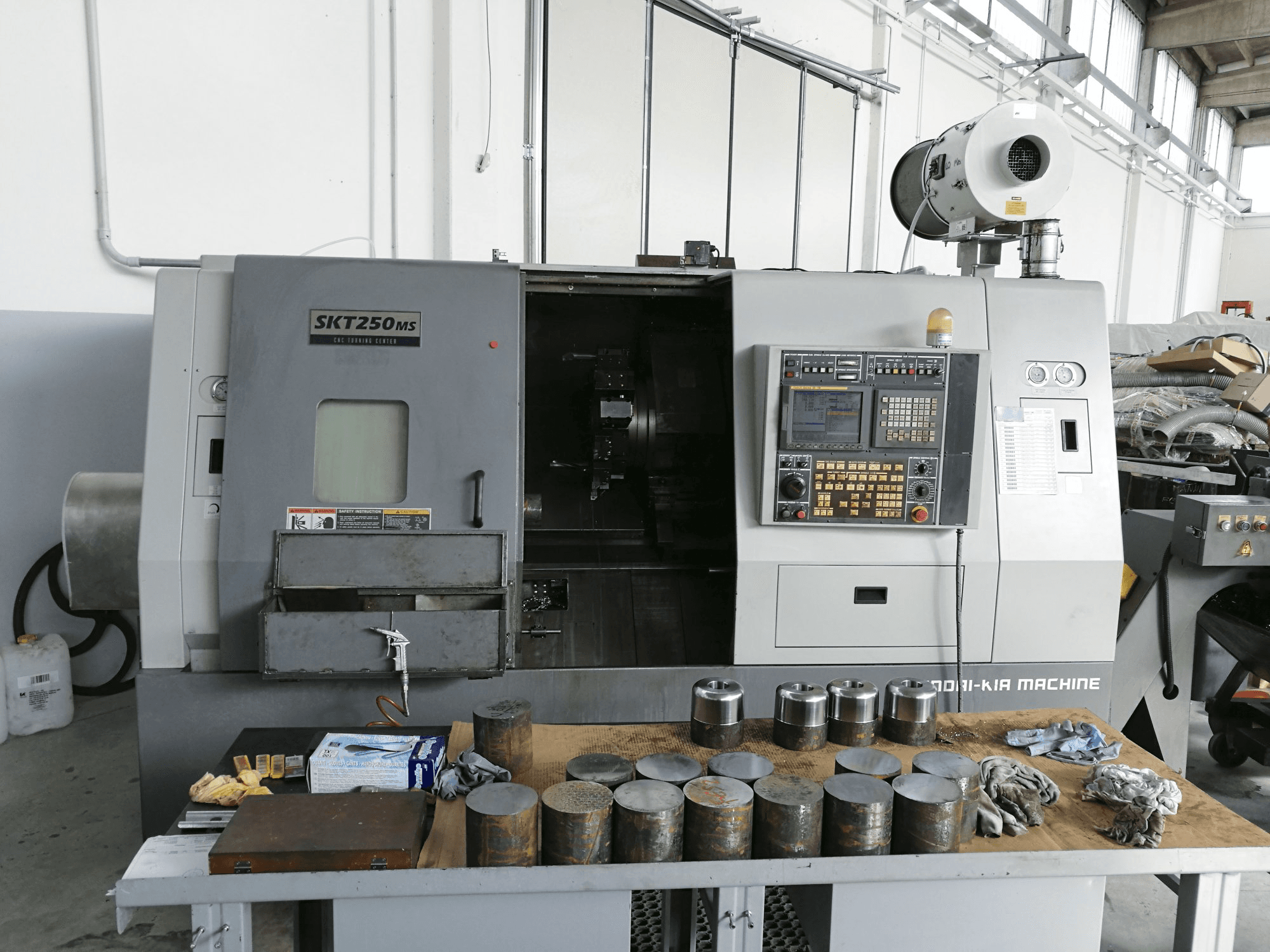 Vooraanzicht van Hyundai Kia SKT 250 MS machine