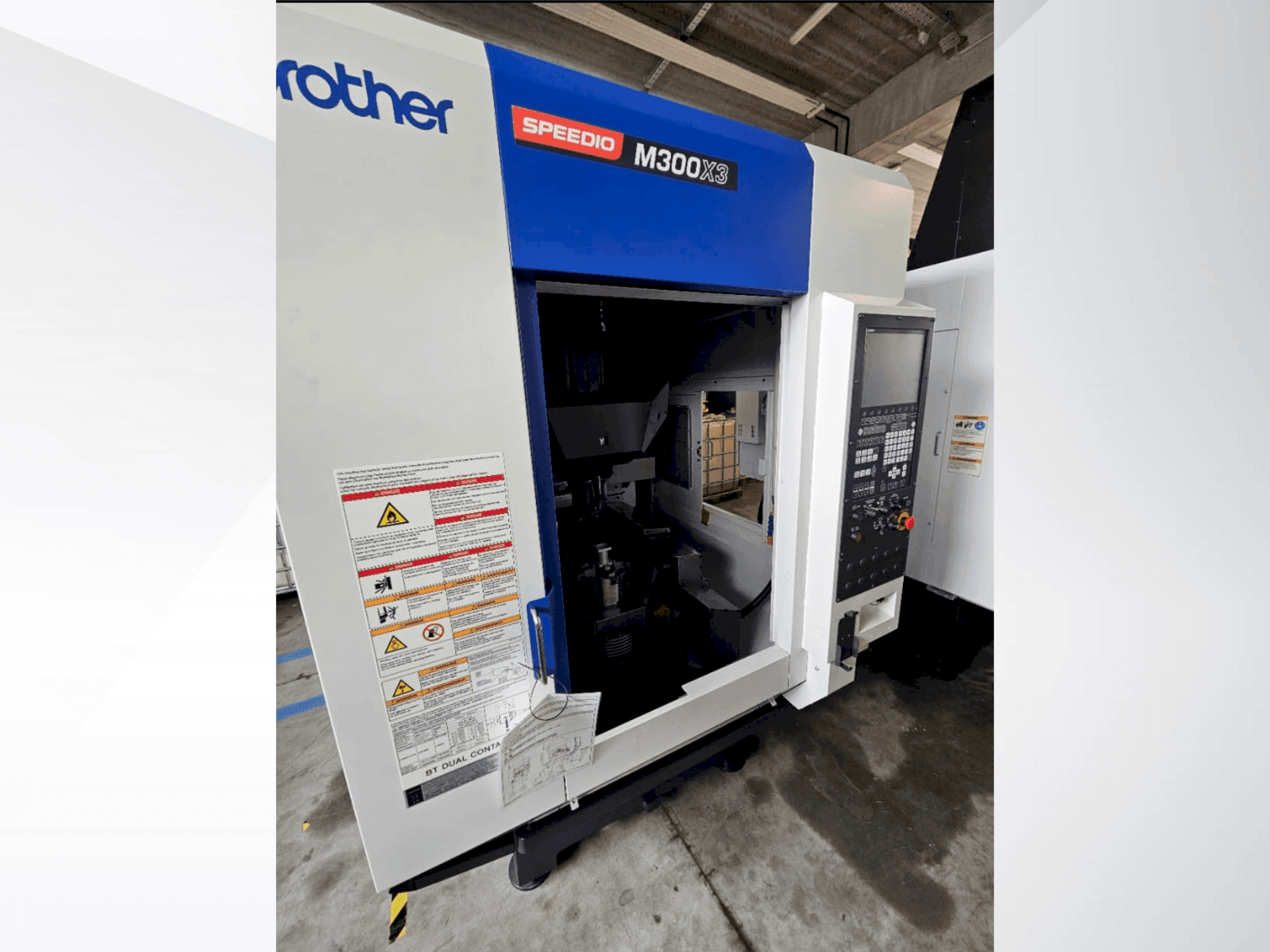 Vooraanzicht van Brother Speedio M 300 X3 machine