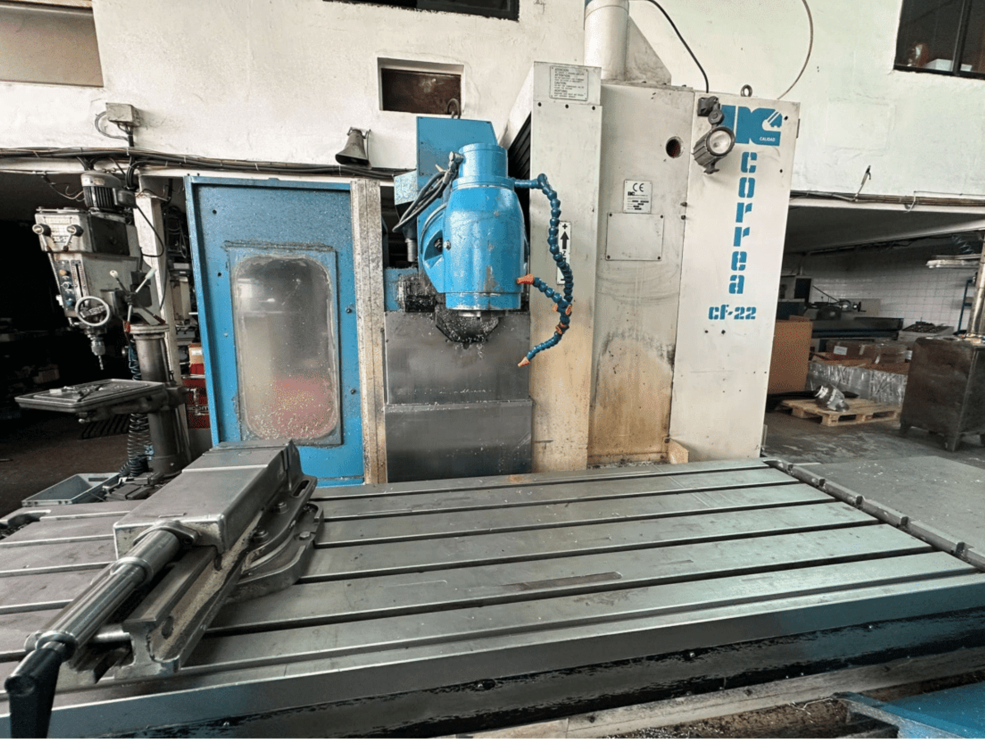 Correa CF-22 freesmachine, vooraanzicht; heeft een metalen werktafel en blauw-wit bedieningspaneel met knoppen.