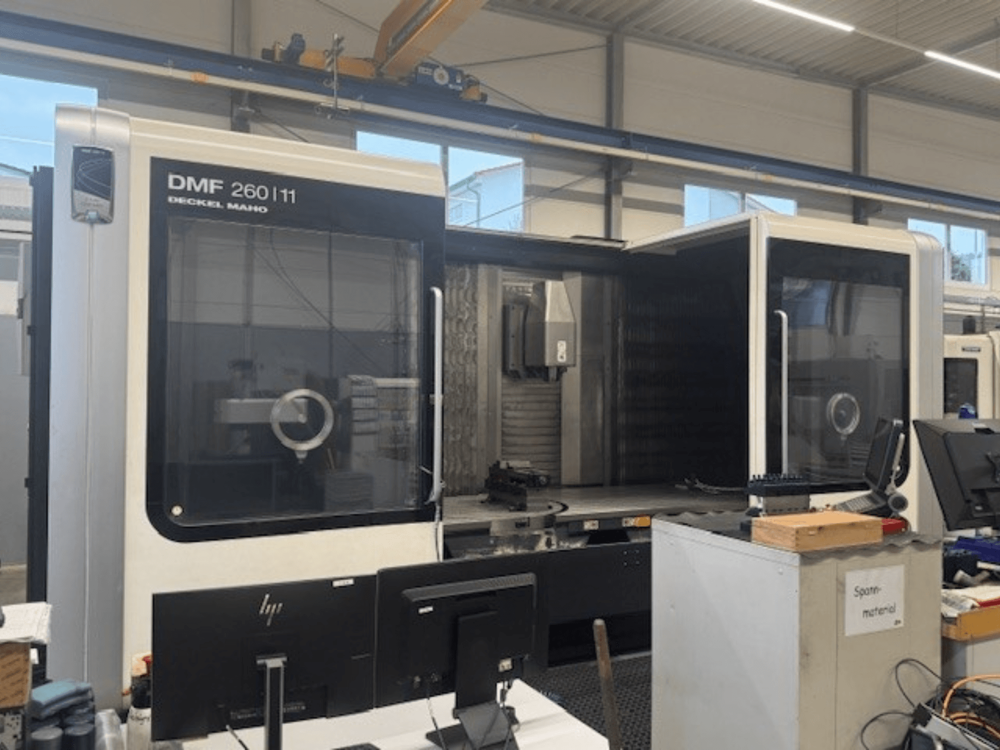 Universeel bewerkingscentrum DECKEL MAHO DMF 260/11 in vooraanzicht, met een ruim werkgebied en bedieningsschermen.