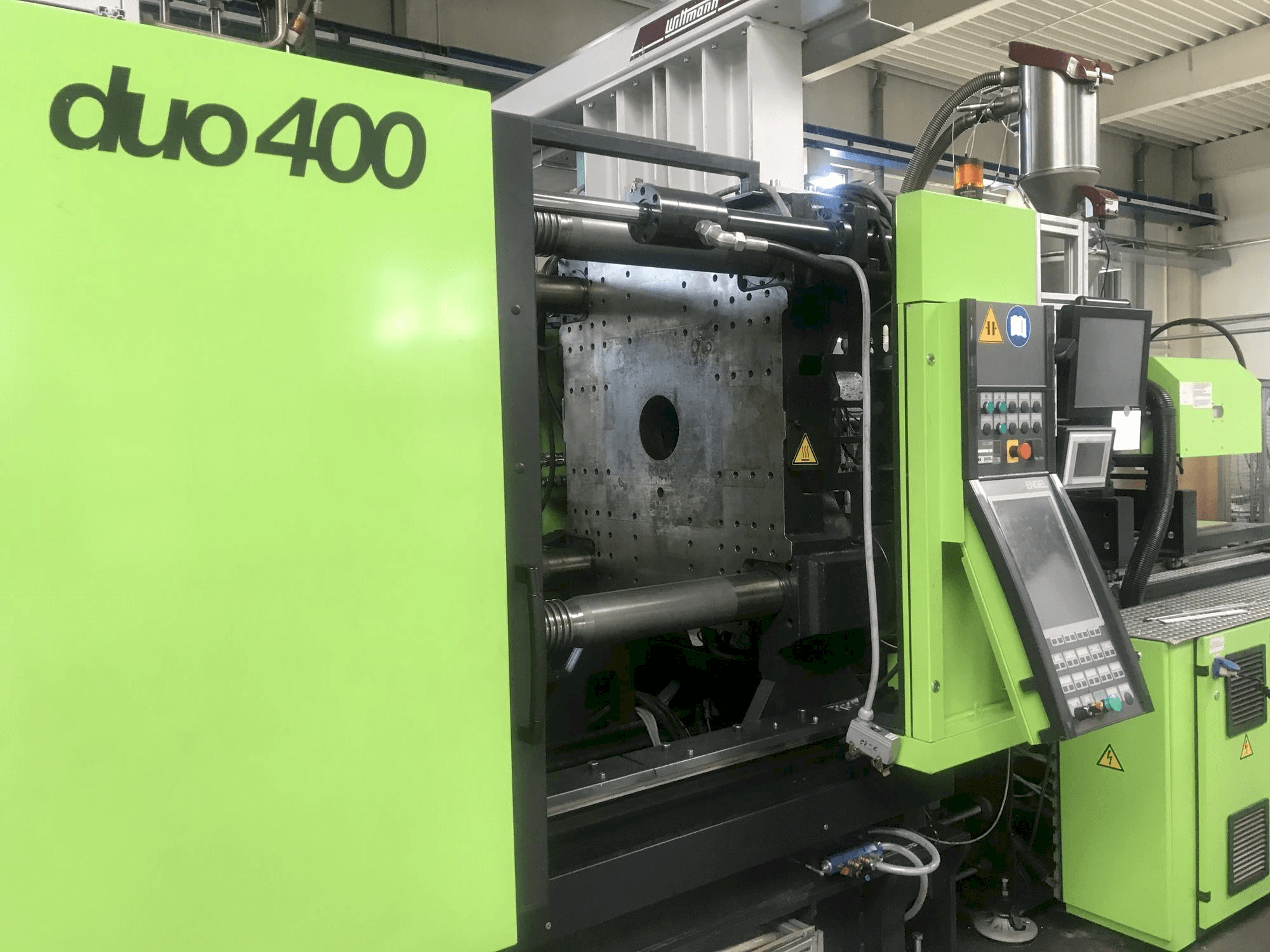 Vooraanzicht van ENGEL Duo 1800/400 machine