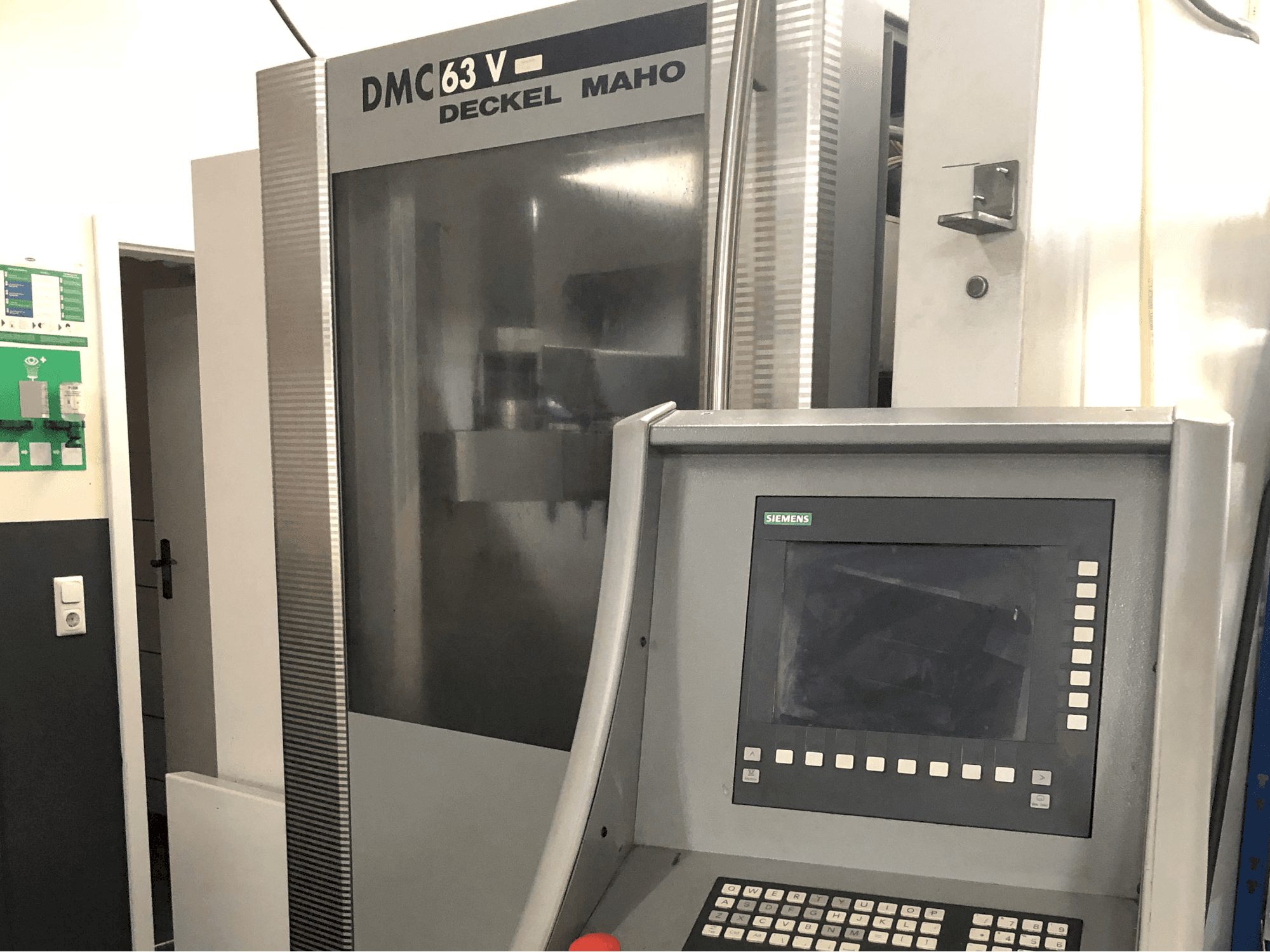 Recht aanzicht van DECKEL MAHO DMC 63V machine