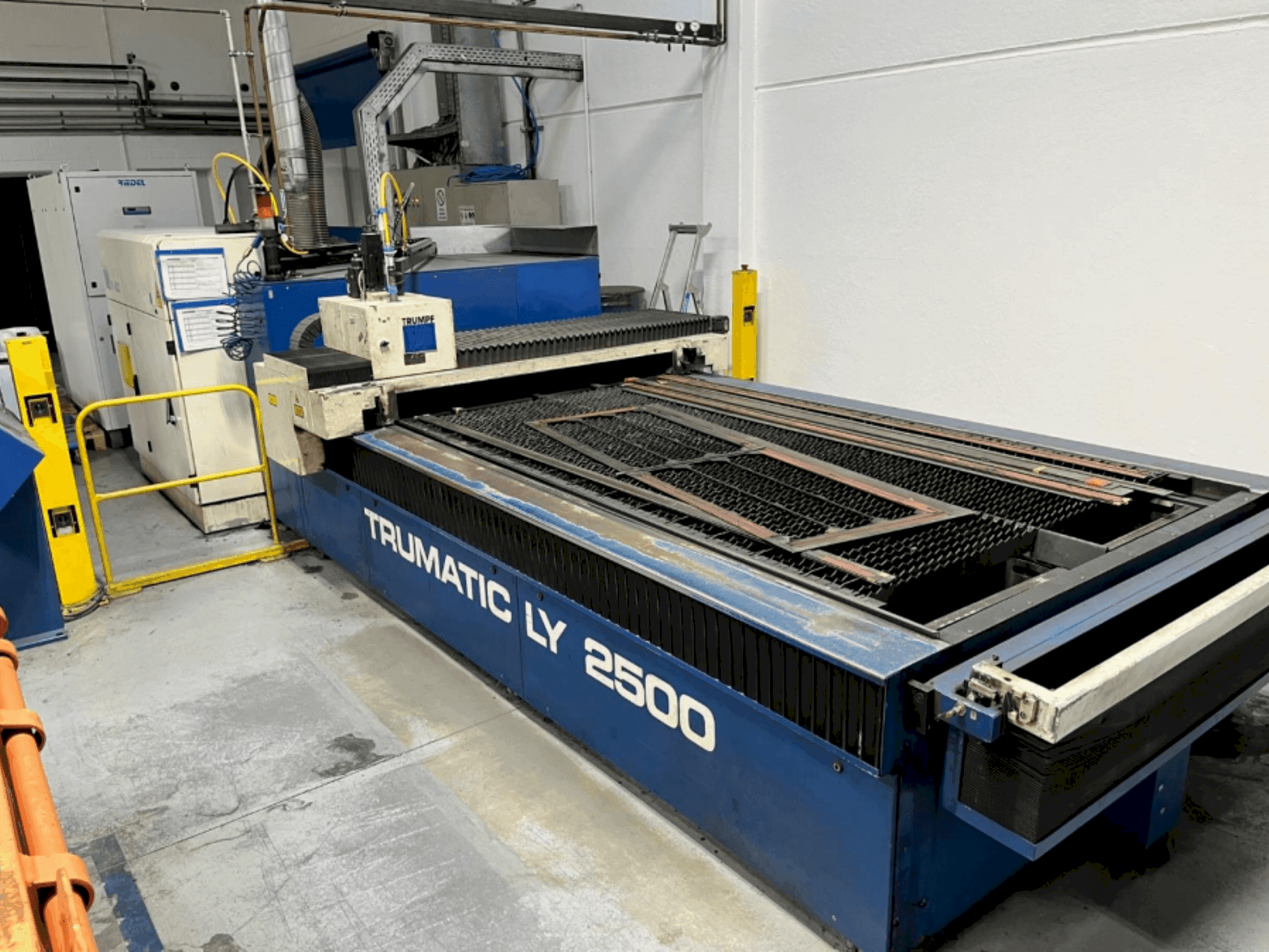 Vooraanzicht van TRUMPF Trumatic LY2500 machine
