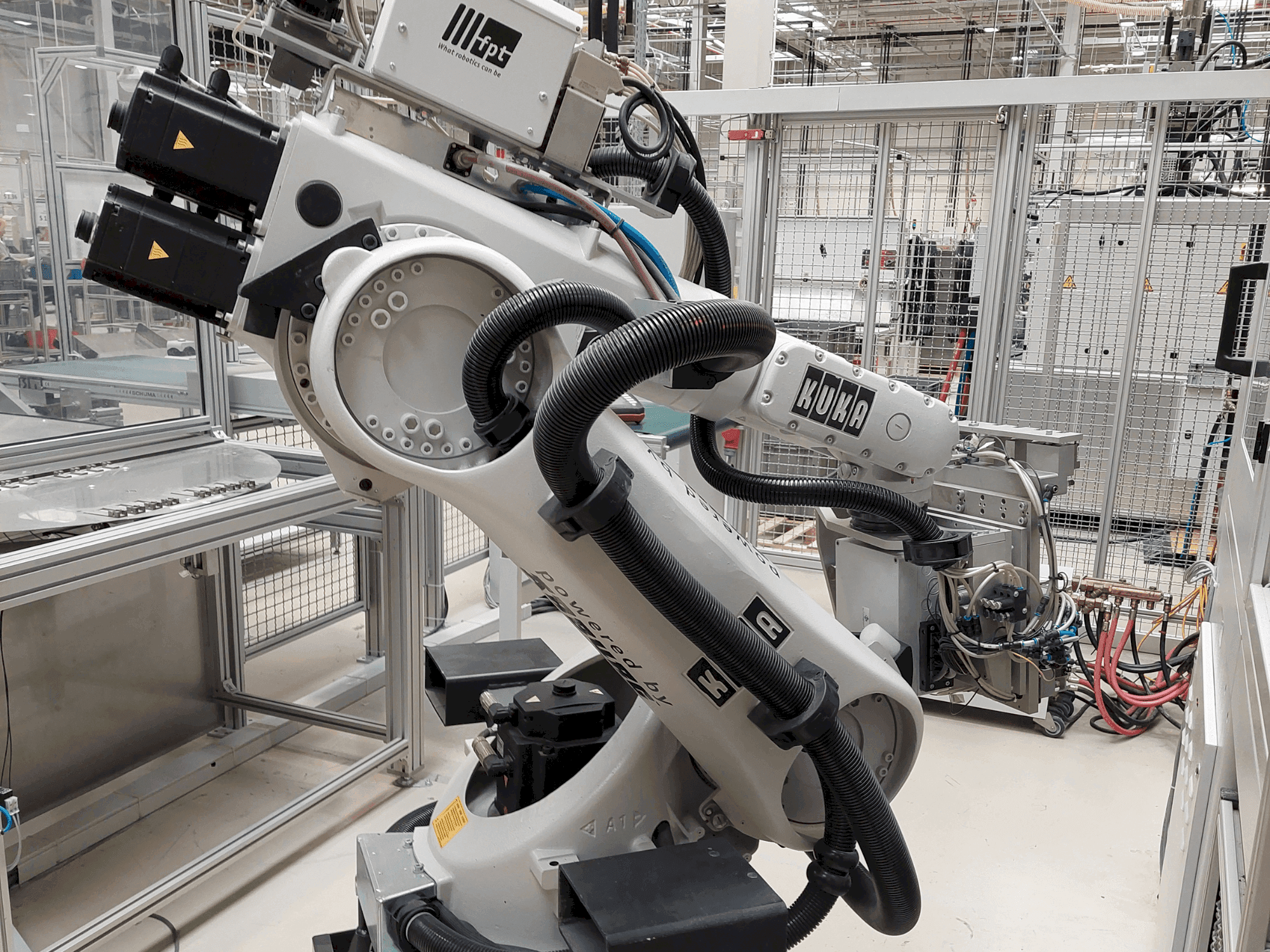 Vooraanzicht van KUKA KR 30-3 machine