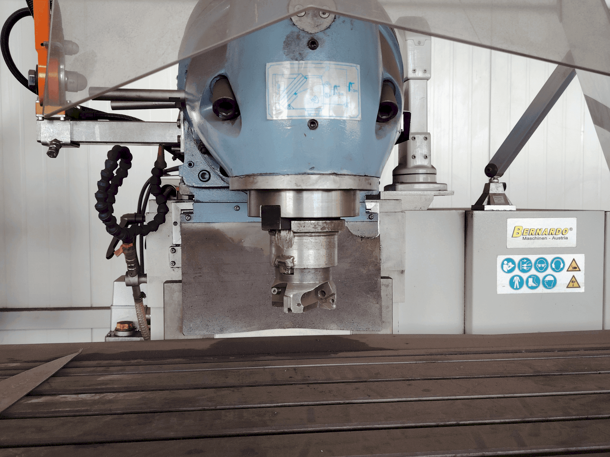 Vooraanzicht van Bernardo Variomill FU 2000E Servo machine